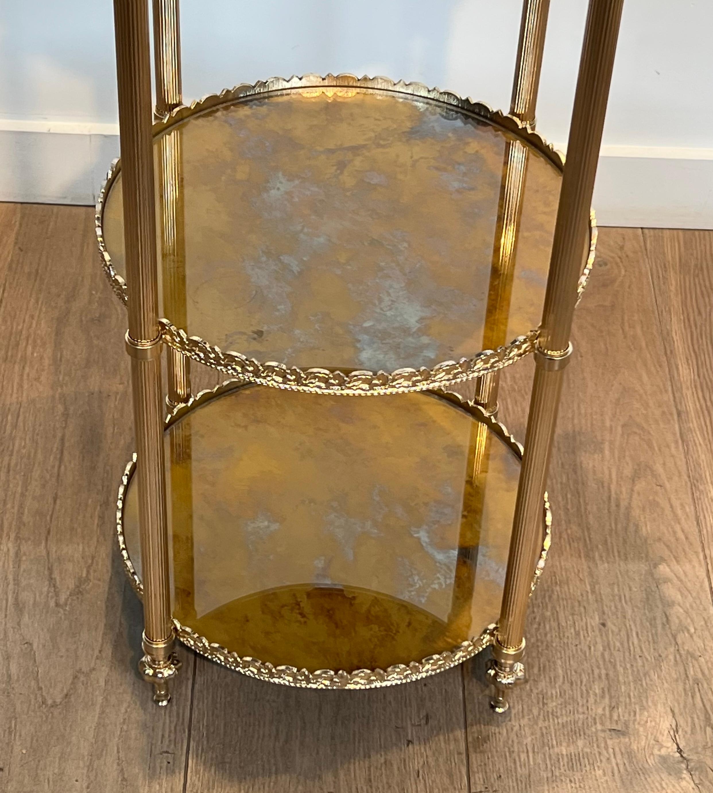 Guéridon rond à trois étages avec dessus en miroir églomisé par Maison Jansen en vente 1