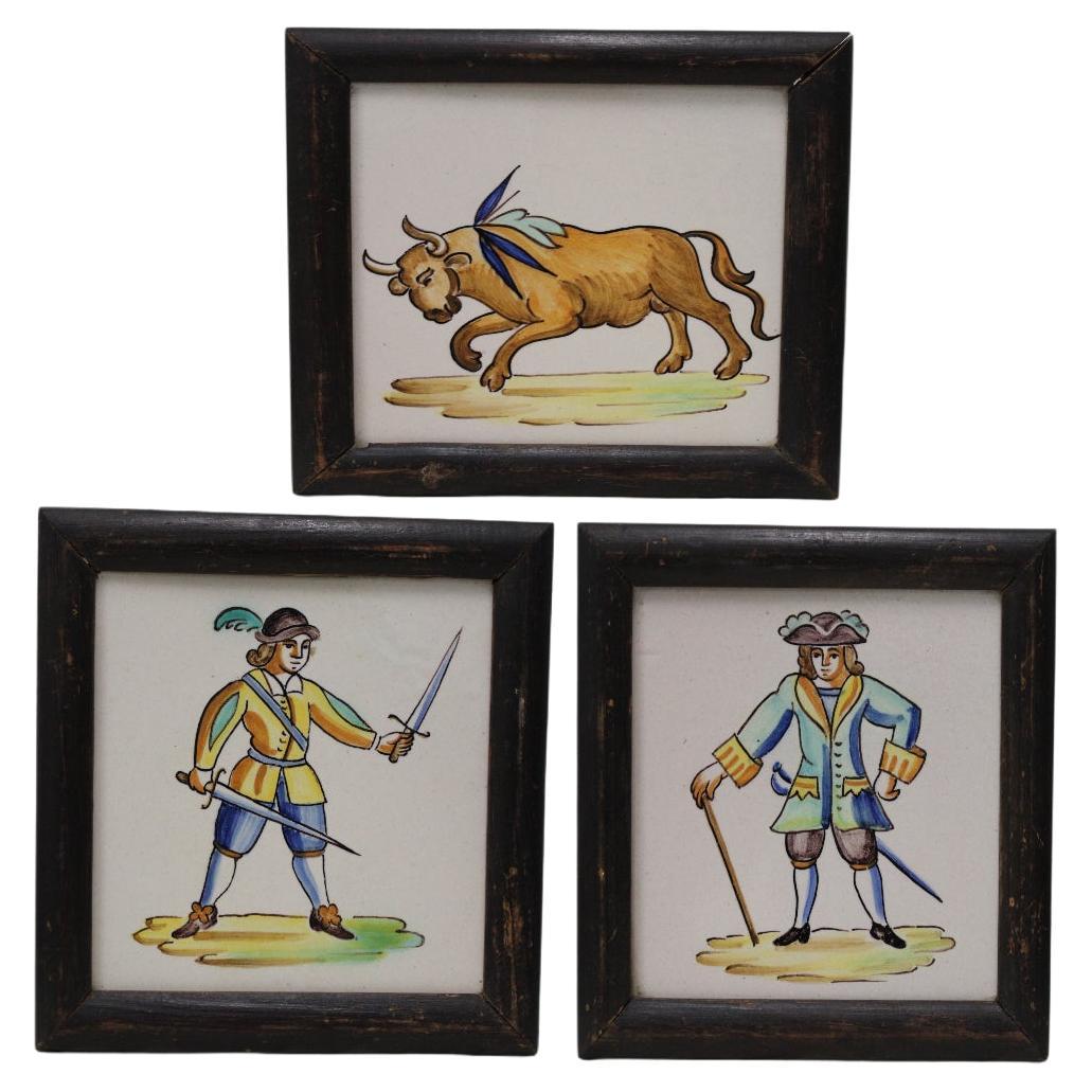 Drei Kacheln mit Stier, Schwerter in einem Rahmen im Angebot