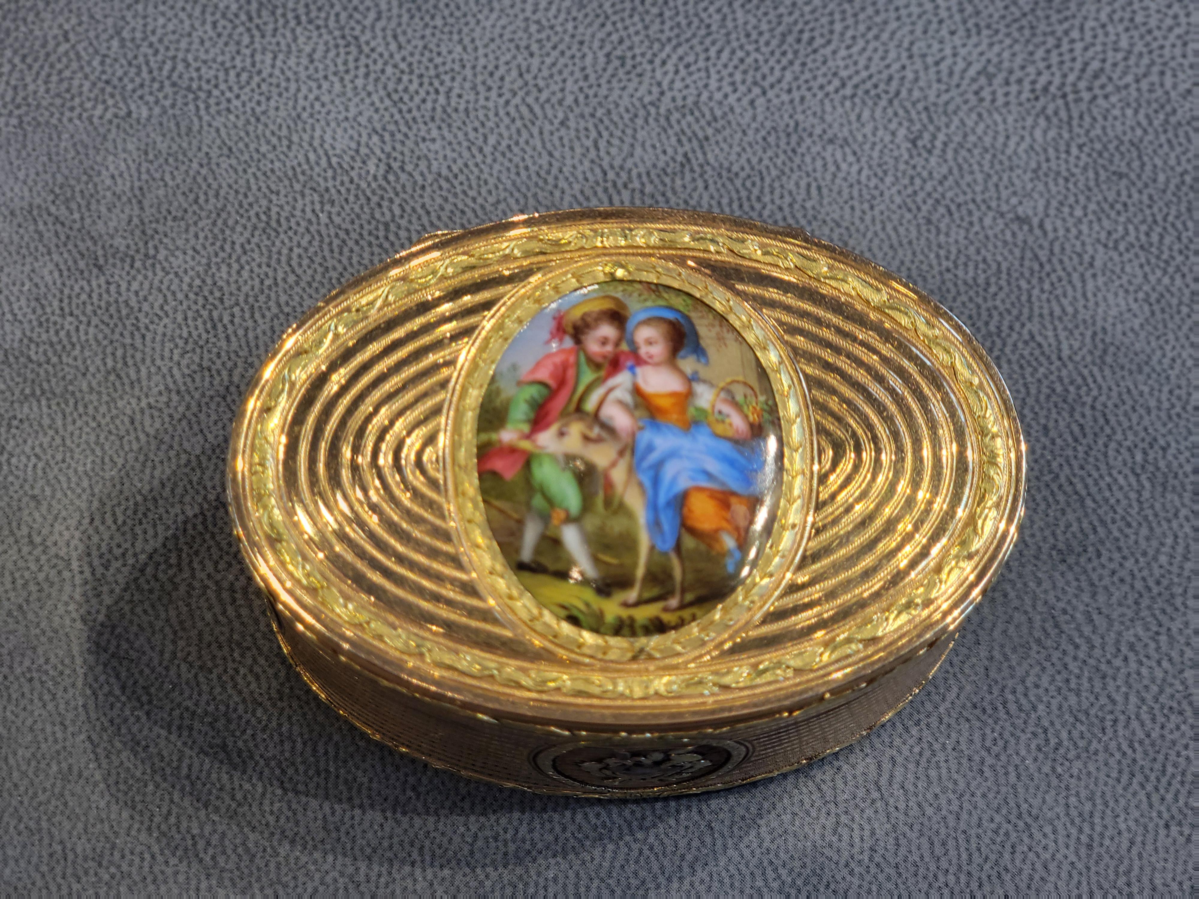 Three-Tone Gold Oval Enamel Snuff Box In Excellent Condition For Sale In New York, NY