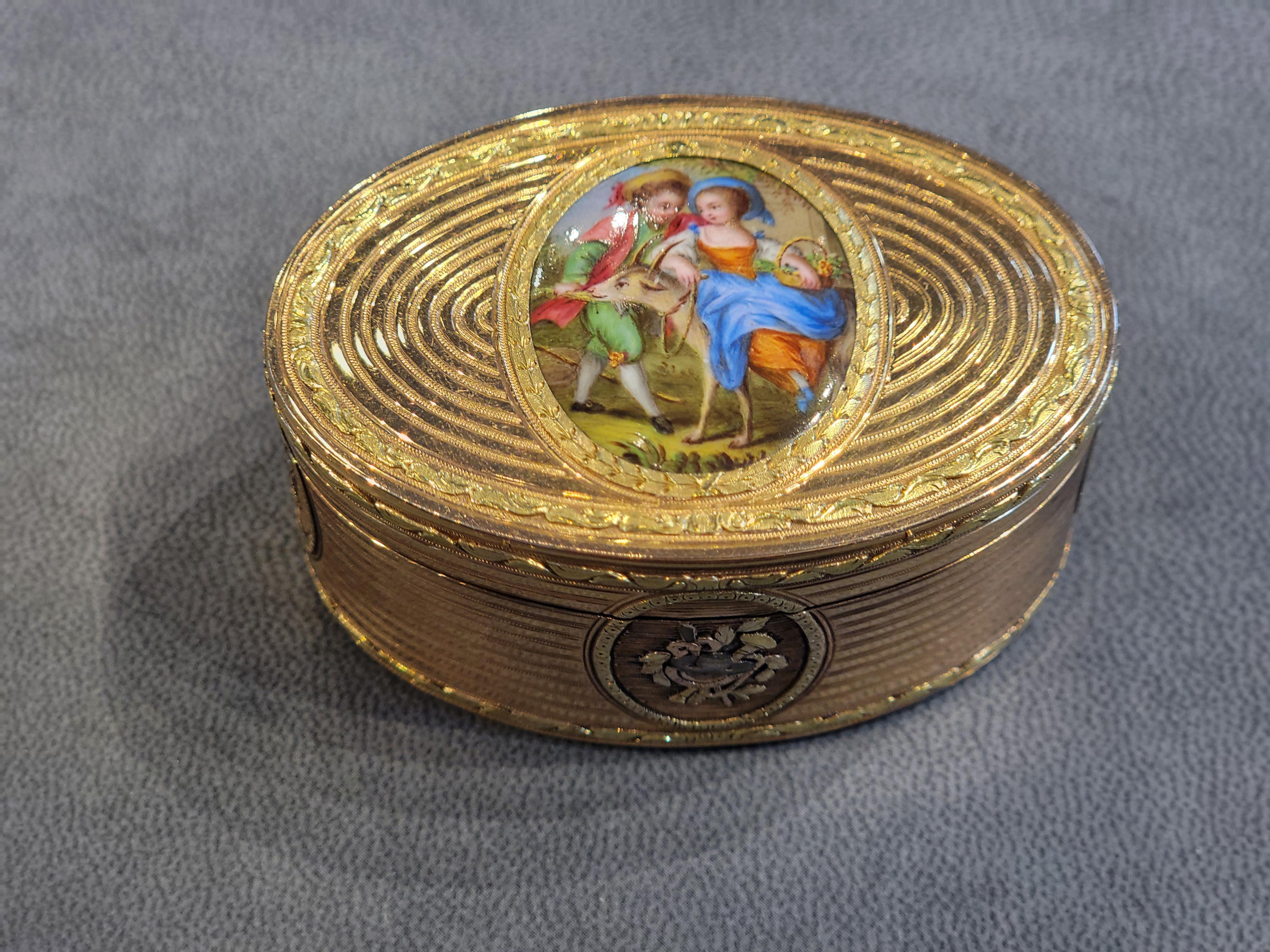 Dreifarbig Gold Oval Emaille Schnupftabakdose (18. Jahrhundert) im Angebot
