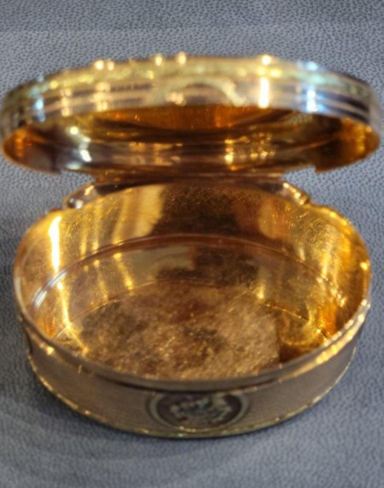 Three-Tone Gold Oval Enamel Snuff Box For Sale 1