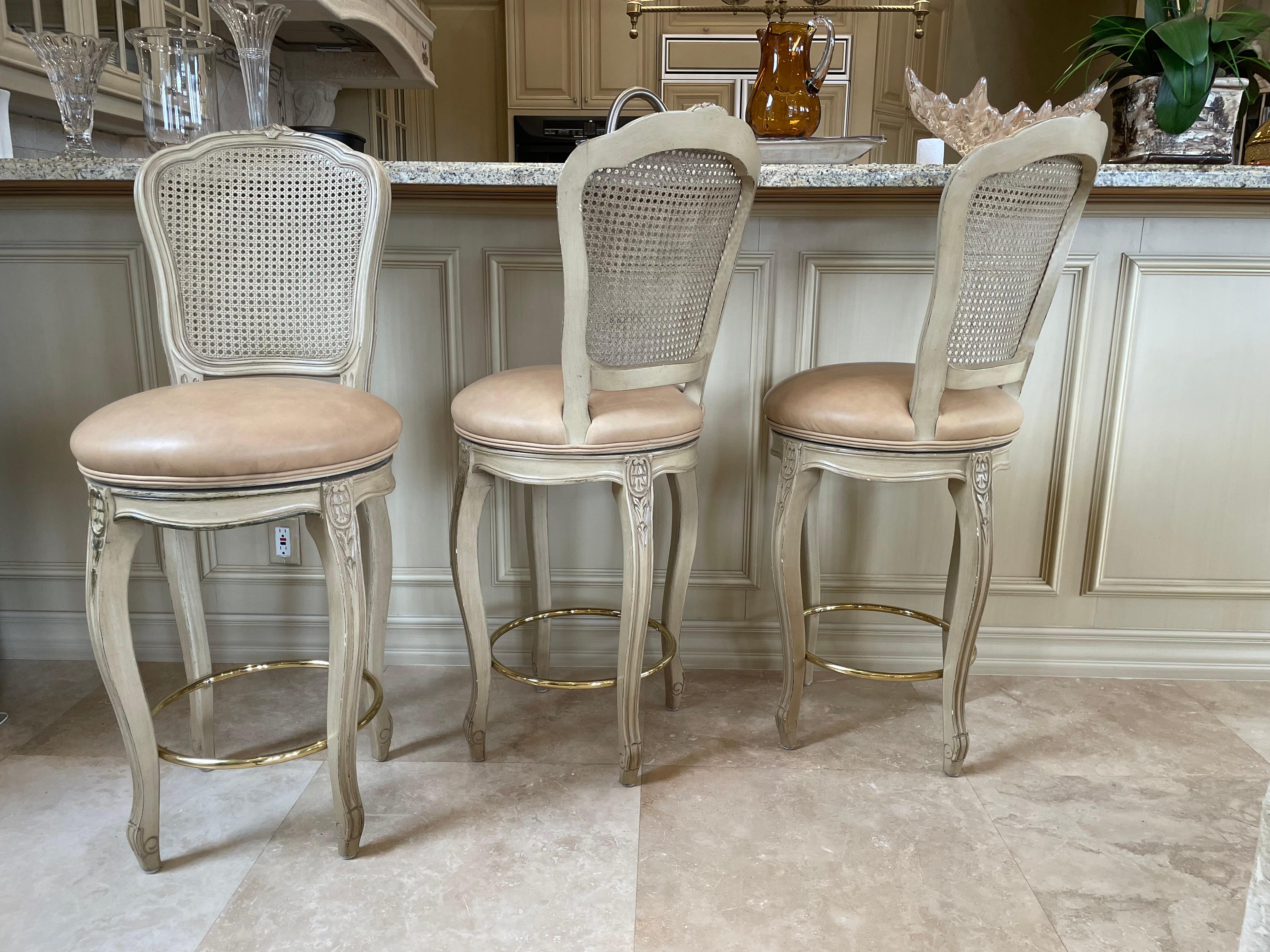 Trois chaises de comptoir traditionnelles à dossier canné,  Style Louis XV Bon état - En vente à West Palm Beach, FL