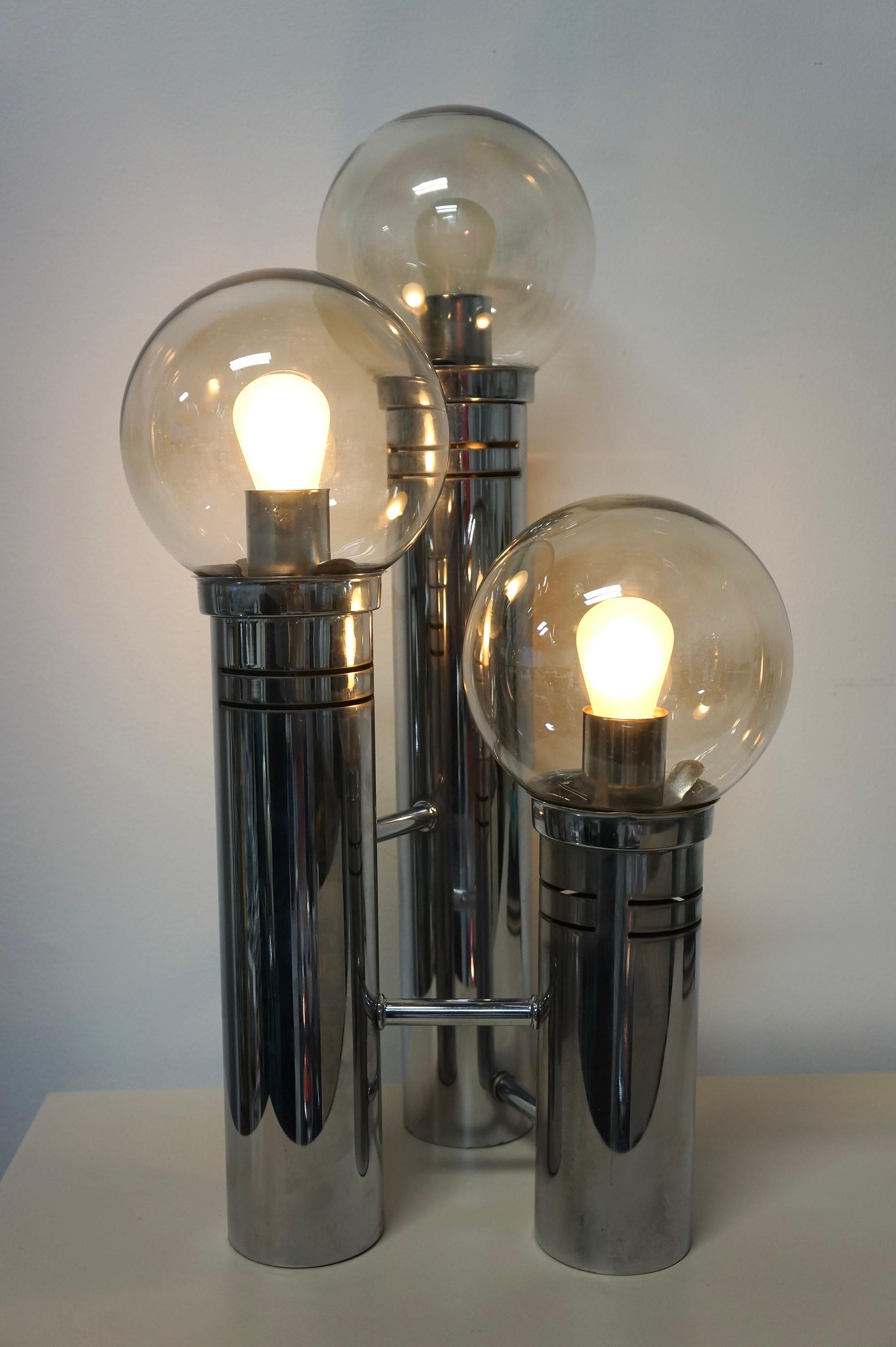 Three Transparent Glass Globe And Chrome Tier Table Lamp  In Good Condition In Toronto, ON