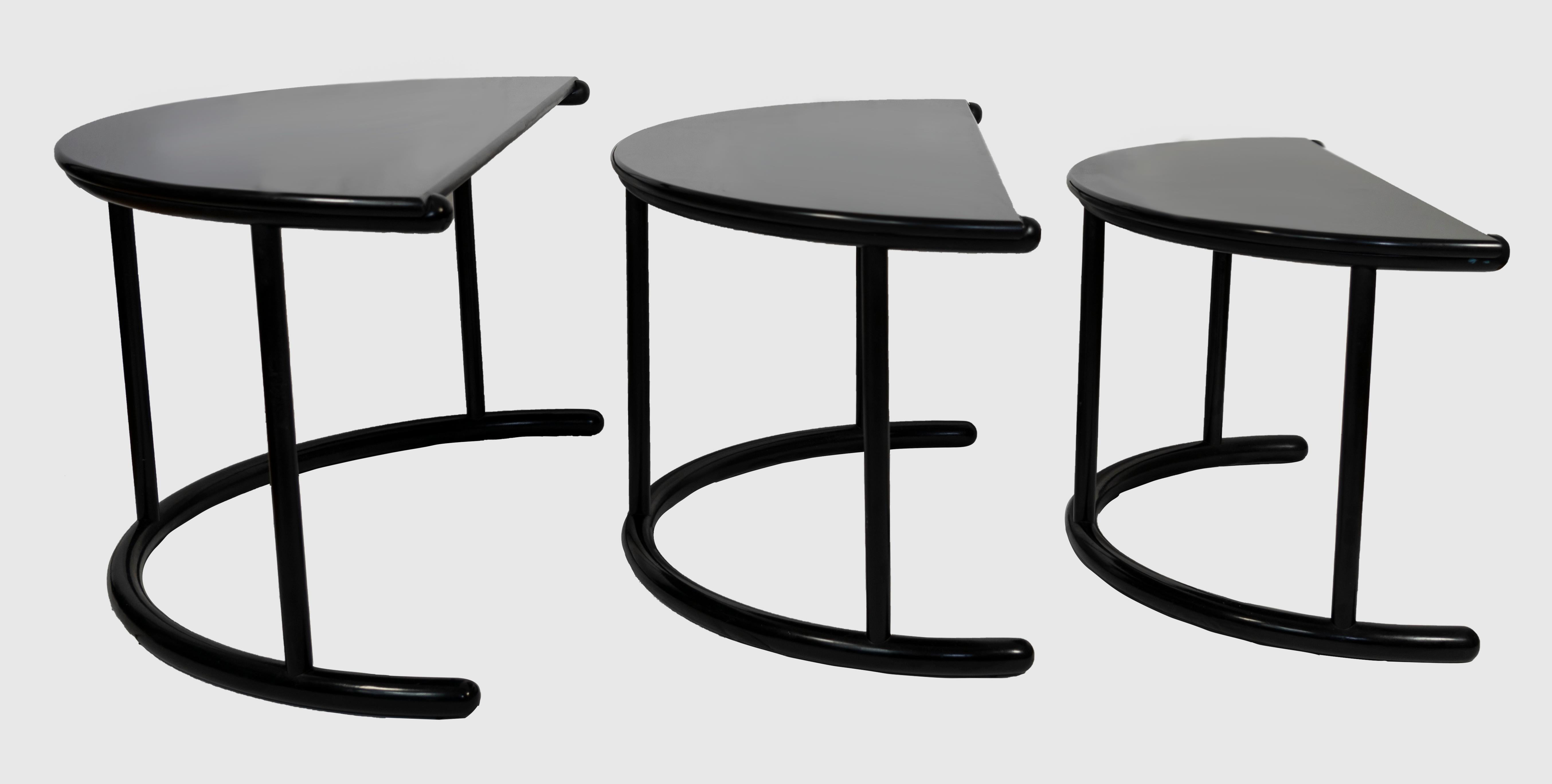 La table basse Three Tria est un ensemble de meubles au design original réalisé par Gianfranco Frattini pour Morphos of Acerbis International. 
Division (Label de fabrication) en Italie dans les années 1980. 

Cet ensemble appartient à la