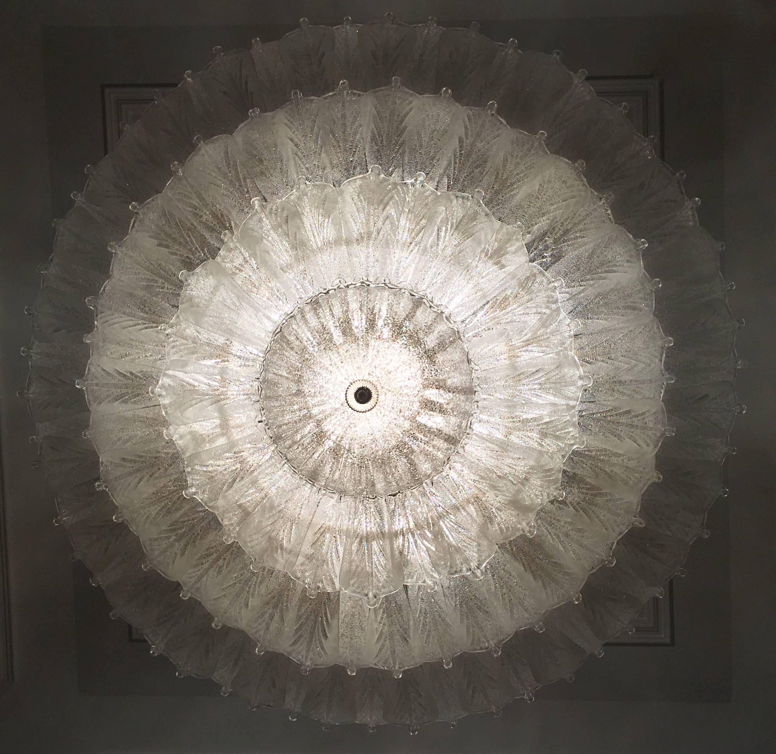 Realizzato in puro vetro di Murano è composto da un numero incredibile di foglie. La struttura è placcata in oro. 18 luci diffondono una luce magica.
1 di Misure: Diametro 156 cm, altezza 58 cm 
Coppia di Diametro 100cm  altezza cm 46

