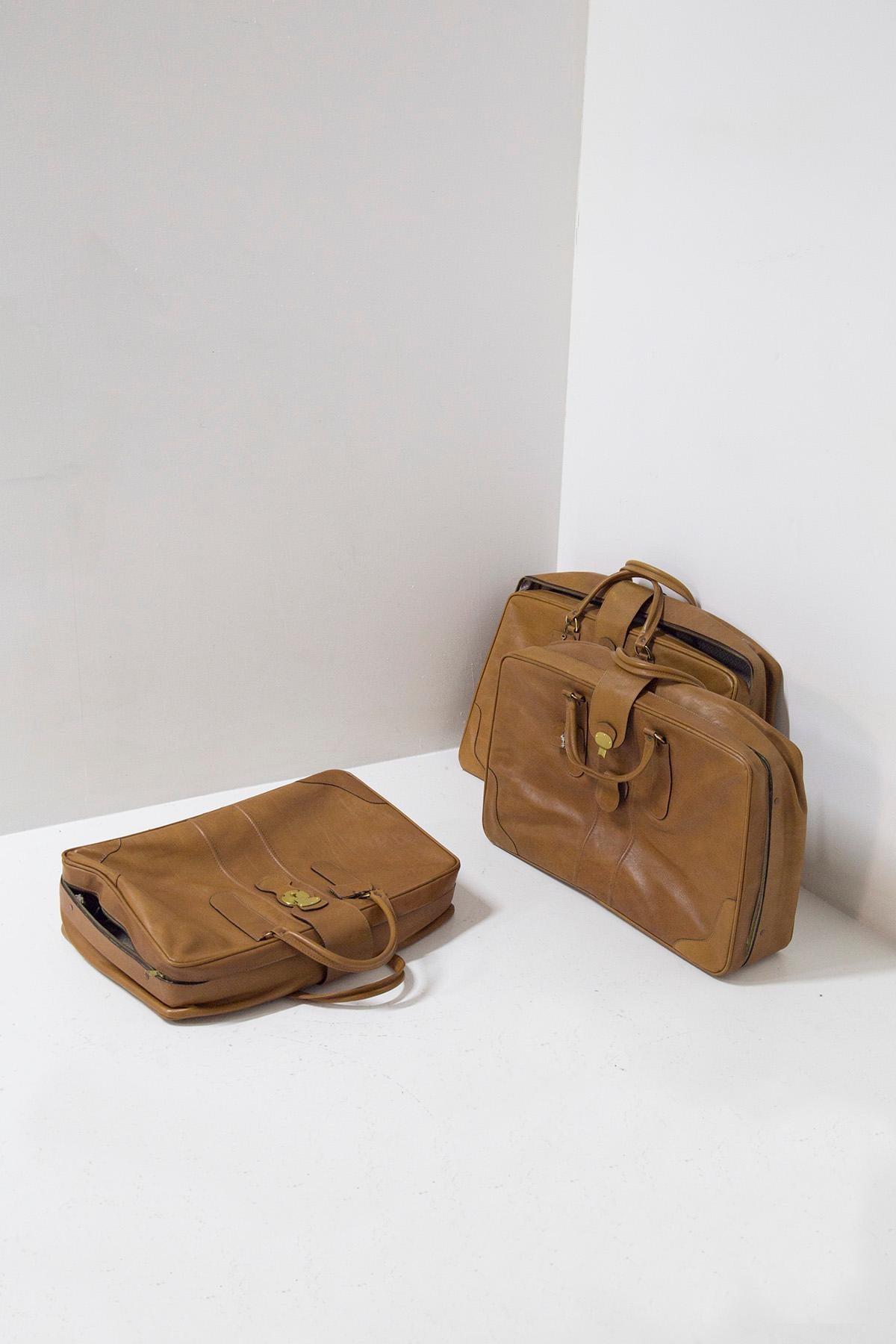 Nice set of three camel-coloured leather suitcases, made in the 1970s in Italy.
The set consists of three suitcases of different sizes: one larger, one medium-sized and one smaller. The suitcases are made entirely of soft, beautiful camel-coloured