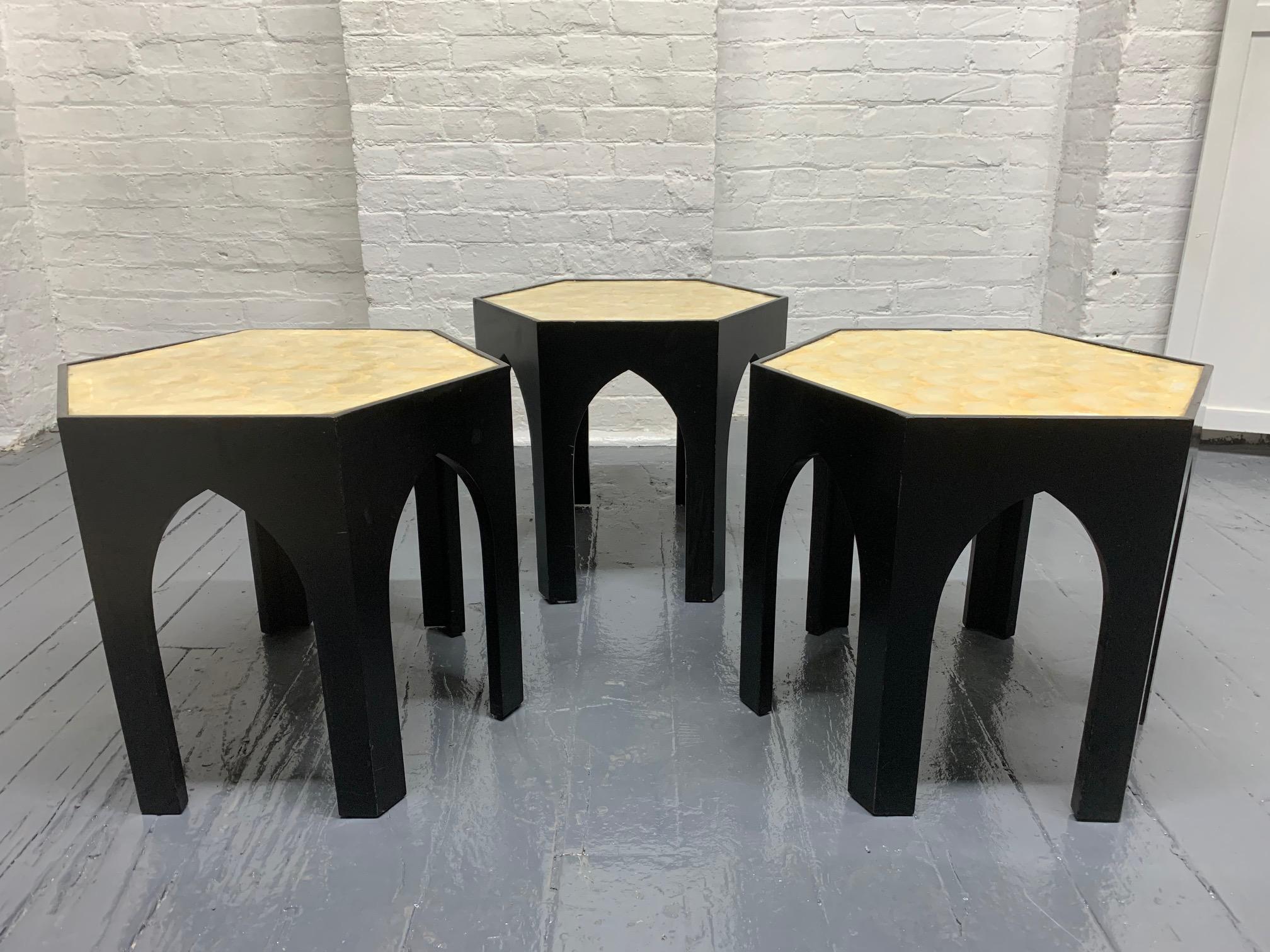 Trois tables d'appoint vintage laquées et dotées d'un plateau en coquillage de Capiz. Les tables ont des bases laquées noires avec une forme géométrique.