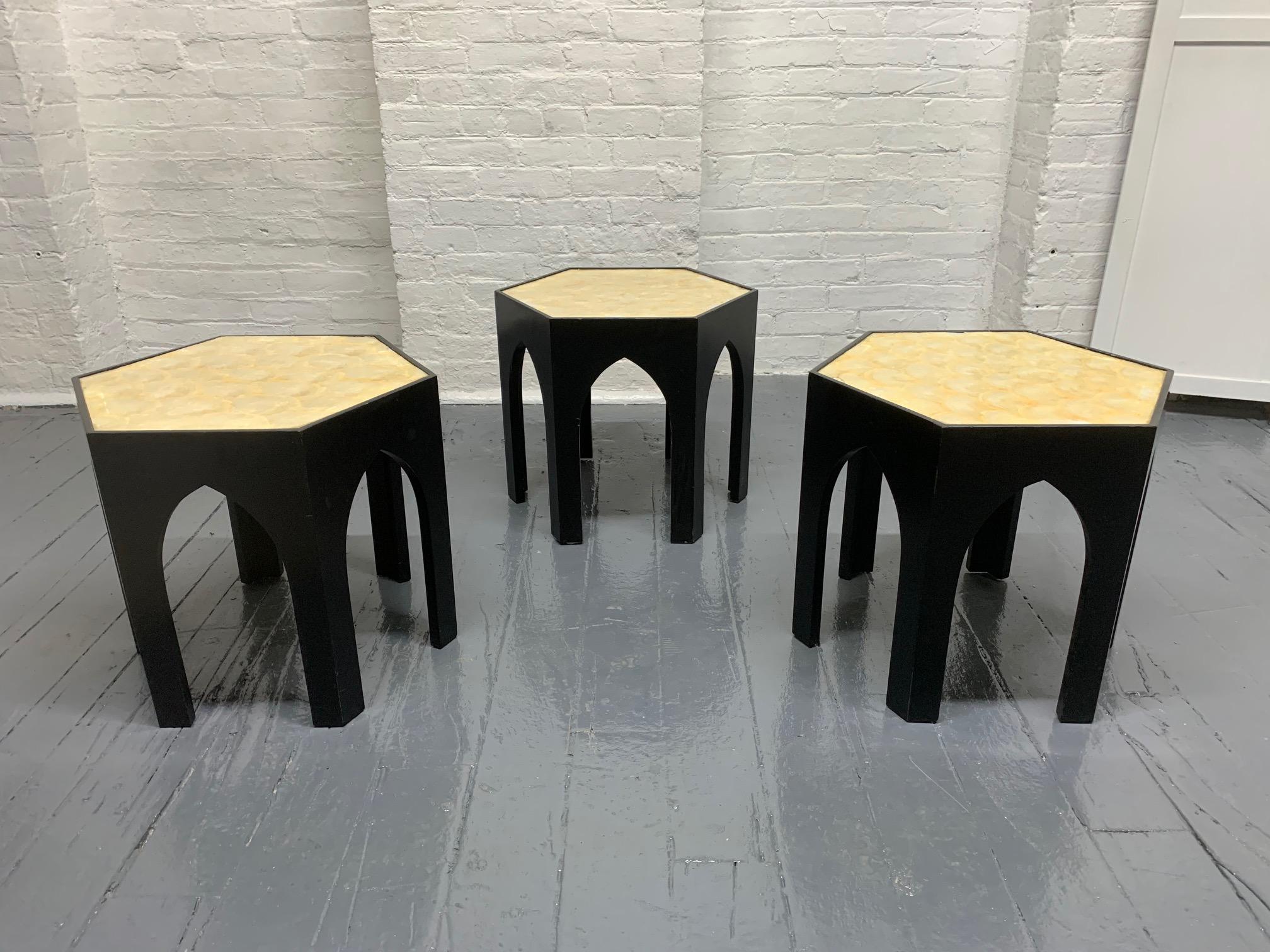 Hollywood Regency Trois vieilles tables d'appoint Capiz Shell Top en vente