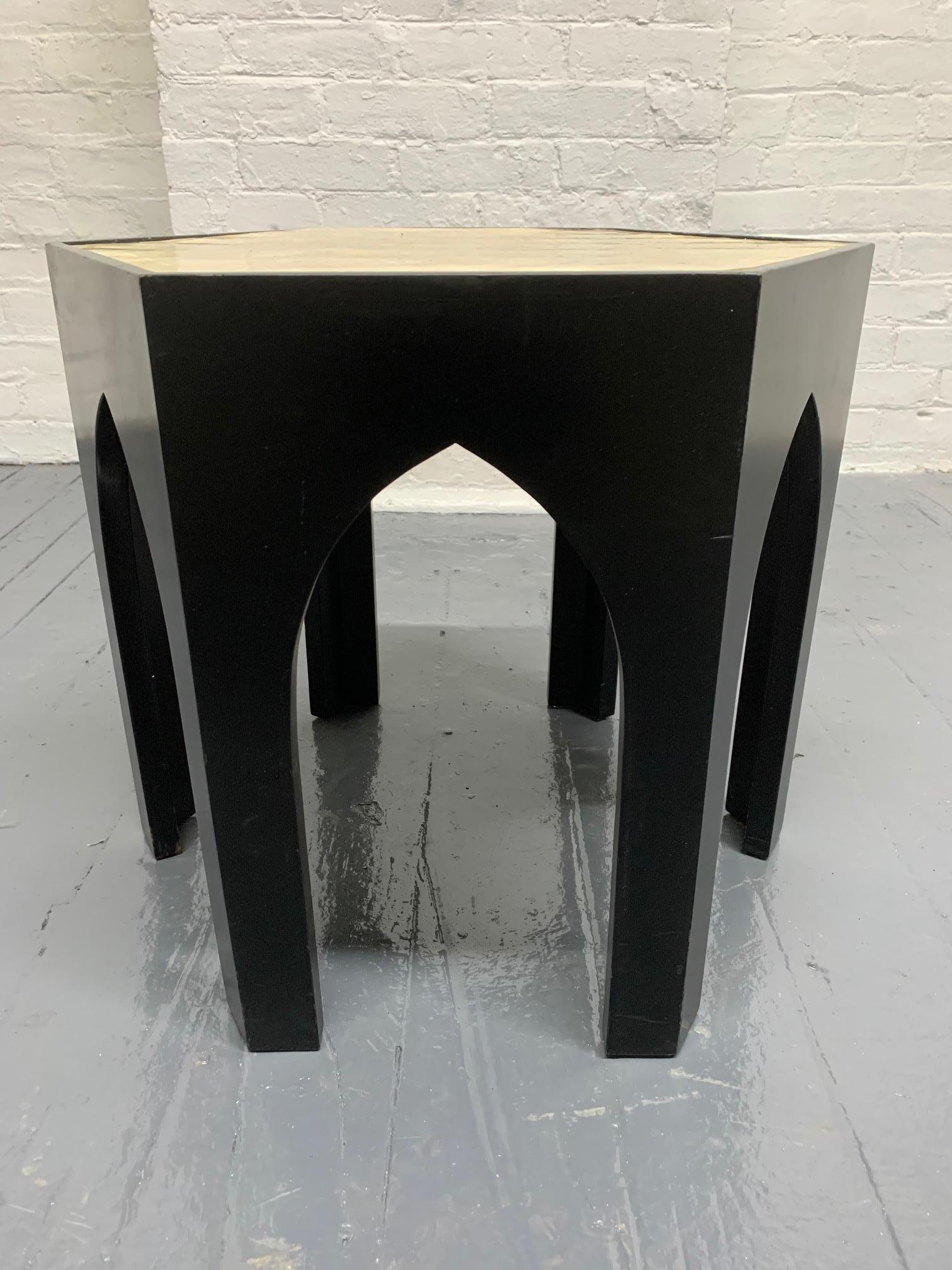 Laqué Trois vieilles tables d'appoint Capiz Shell Top en vente