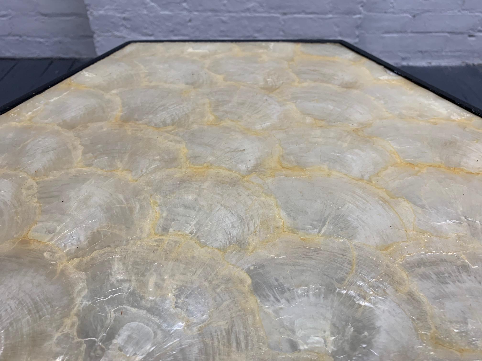Trois vieilles tables d'appoint Capiz Shell Top Bon état - En vente à New York, NY