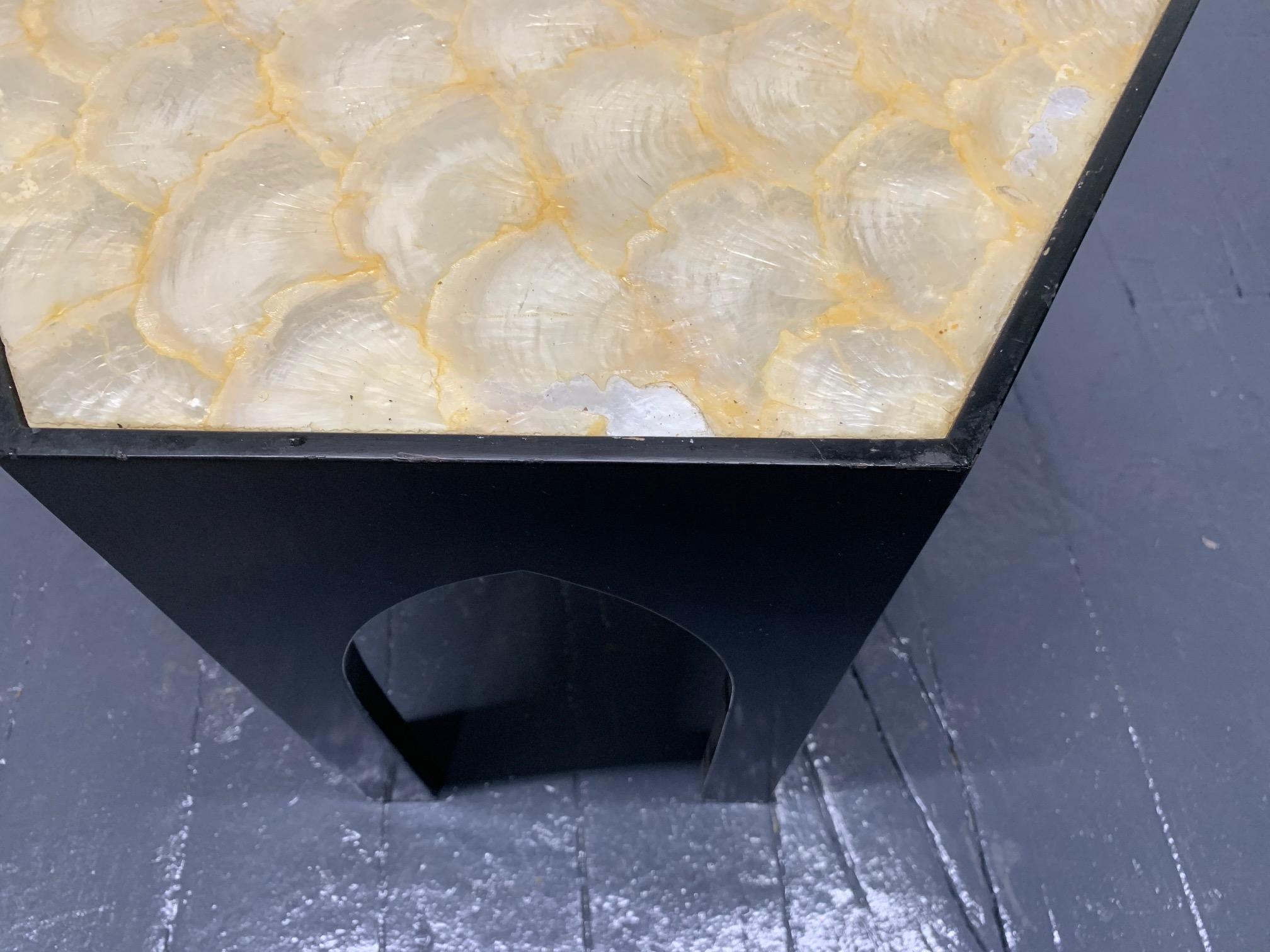 Milieu du XXe siècle Trois vieilles tables d'appoint Capiz Shell Top en vente