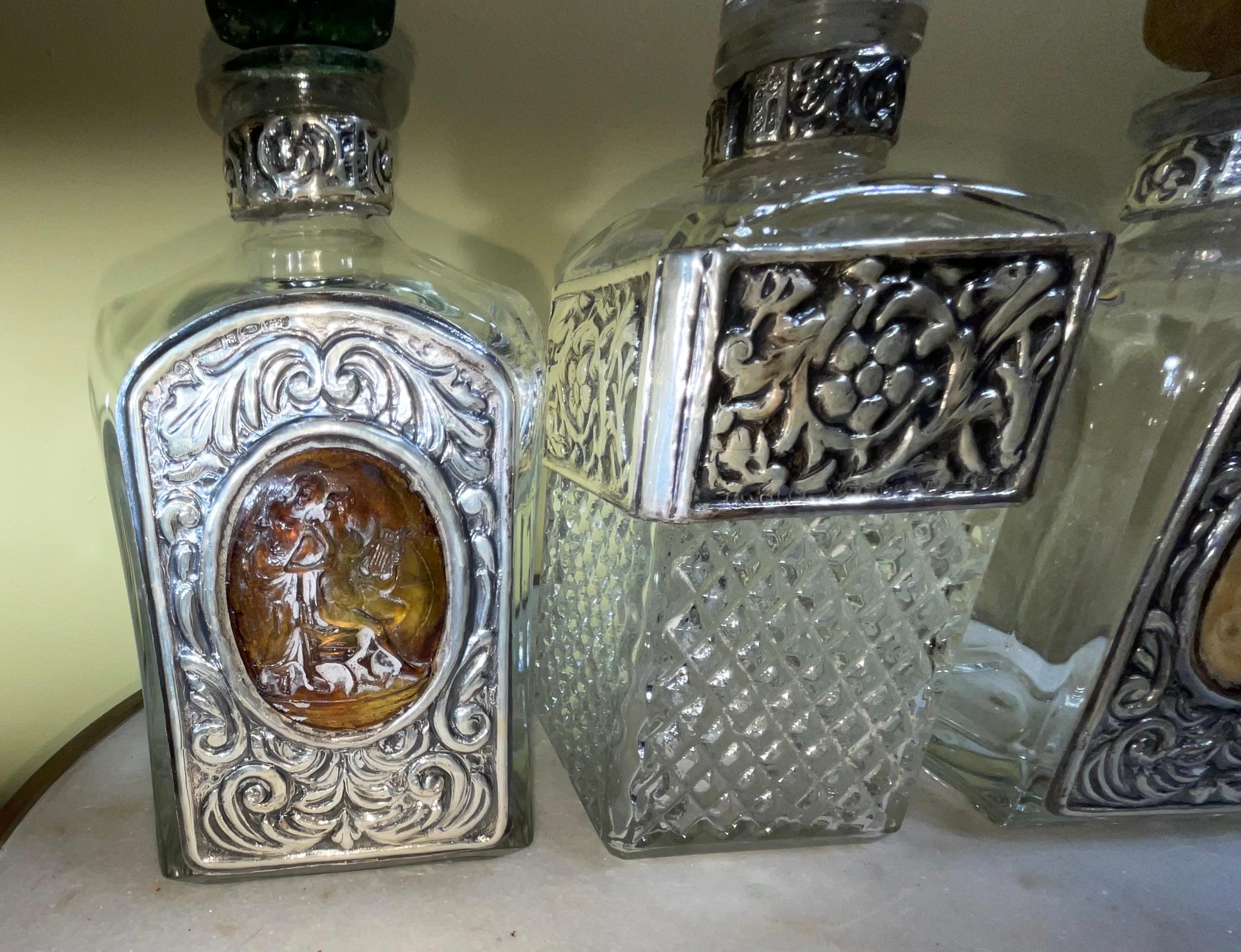Ensemble de trois carafes vintage en cristal avec plateau en métal argenté en vente 3