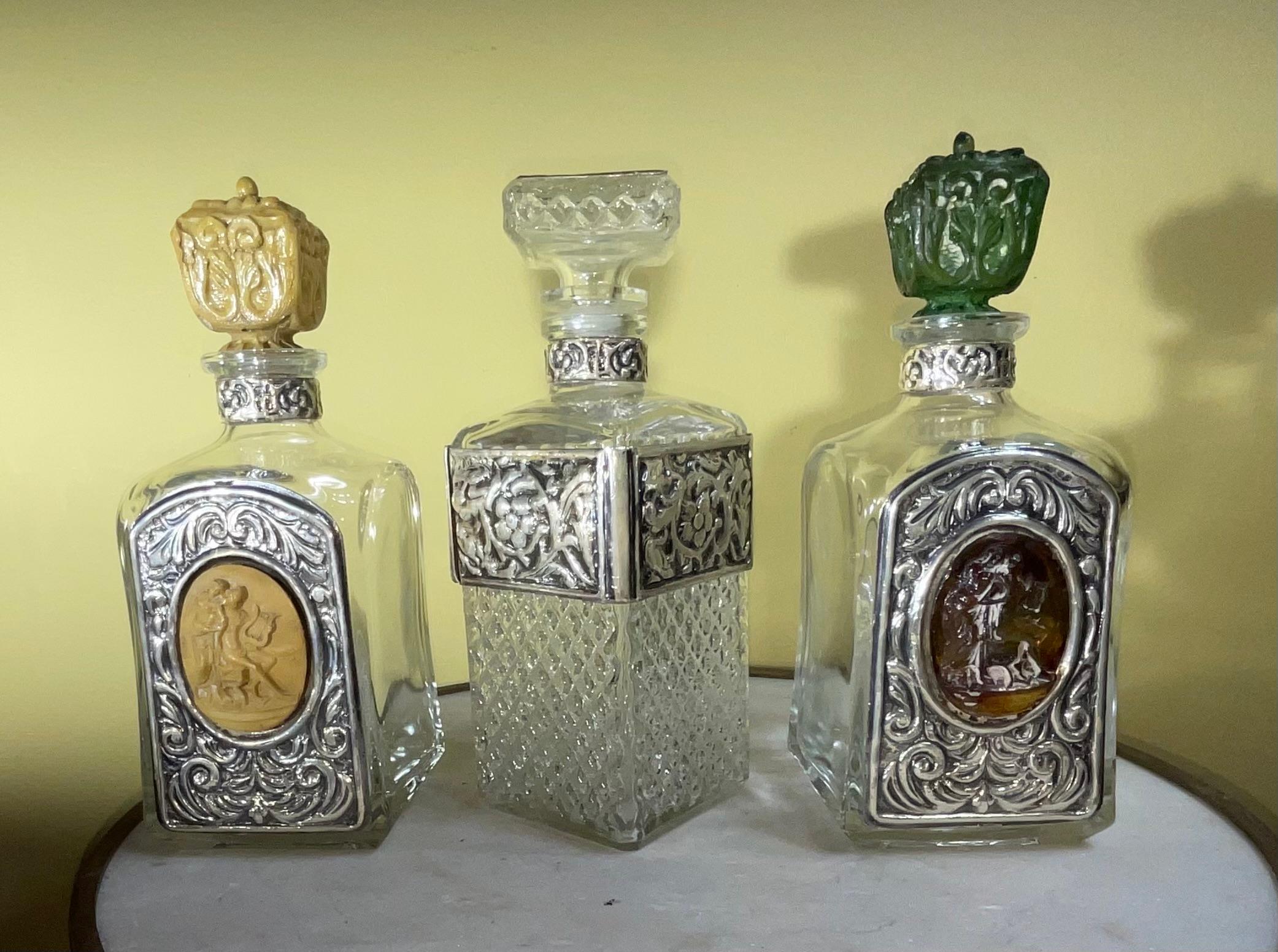 Ensemble de trois carafes vintage en cristal avec plateau en métal argenté en vente 6