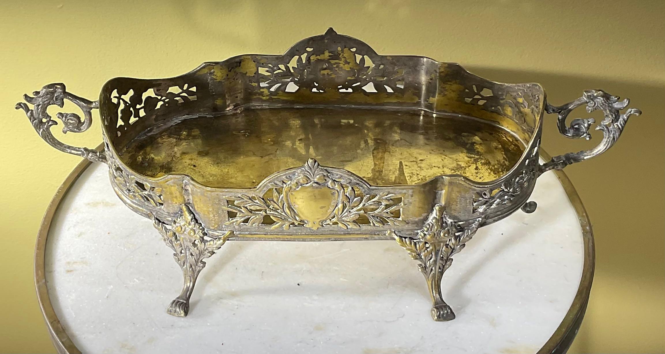 Fait main Ensemble de trois carafes vintage en cristal avec plateau en métal argenté en vente