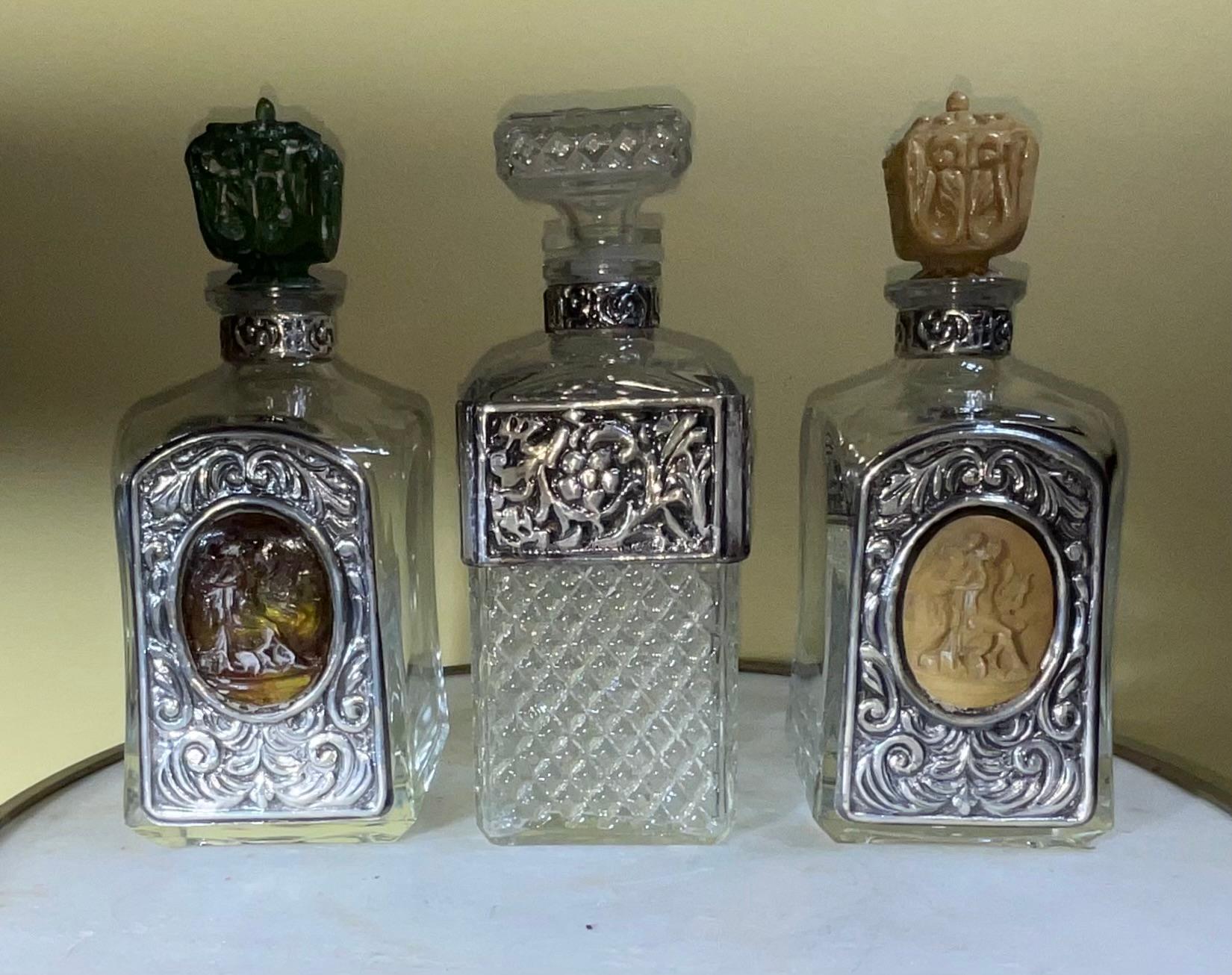 Drei Vintage-Kristall-Dekanter-Set mit versilbertem Tablett (20. Jahrhundert) im Angebot