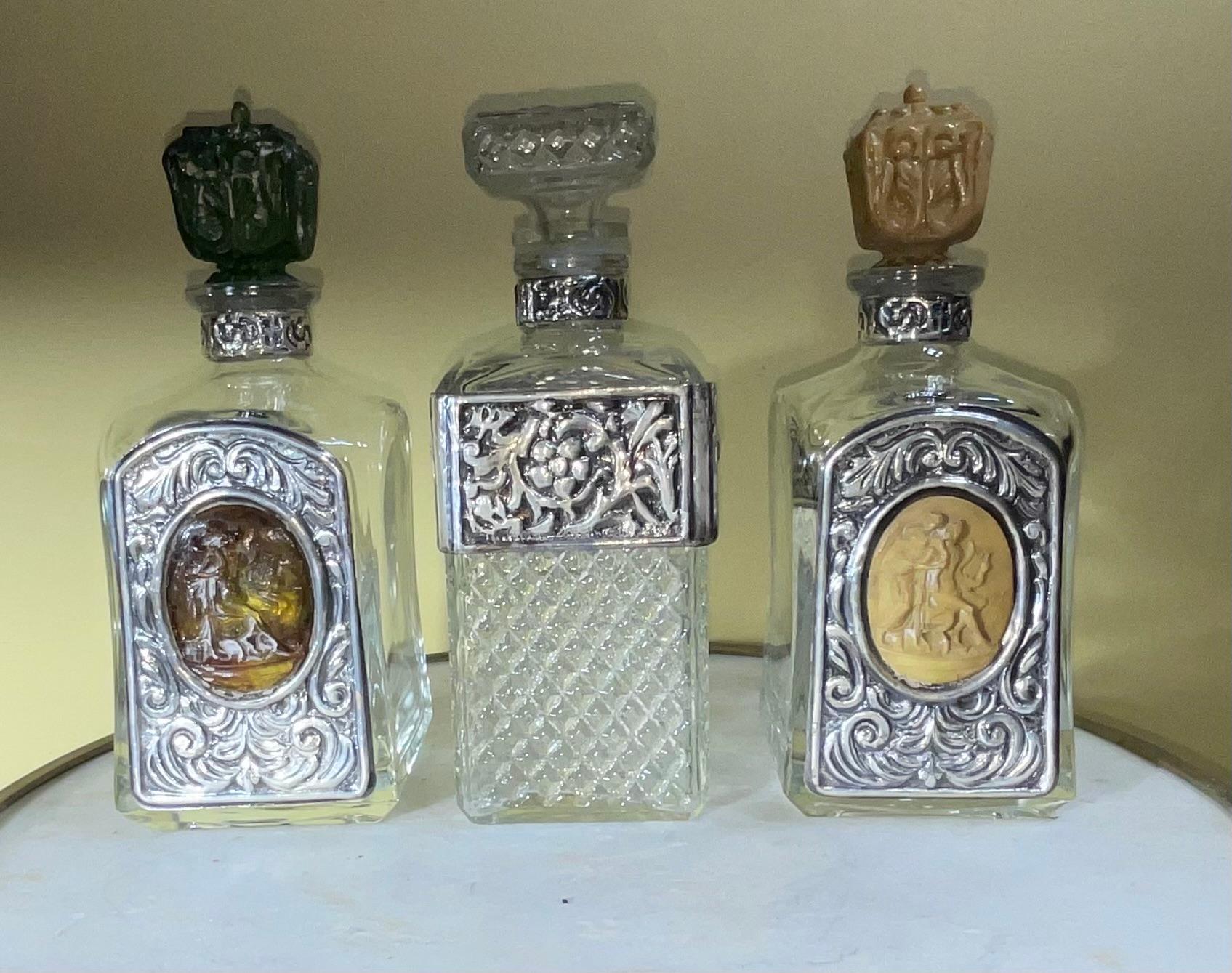 Argent Ensemble de trois carafes vintage en cristal avec plateau en métal argenté en vente