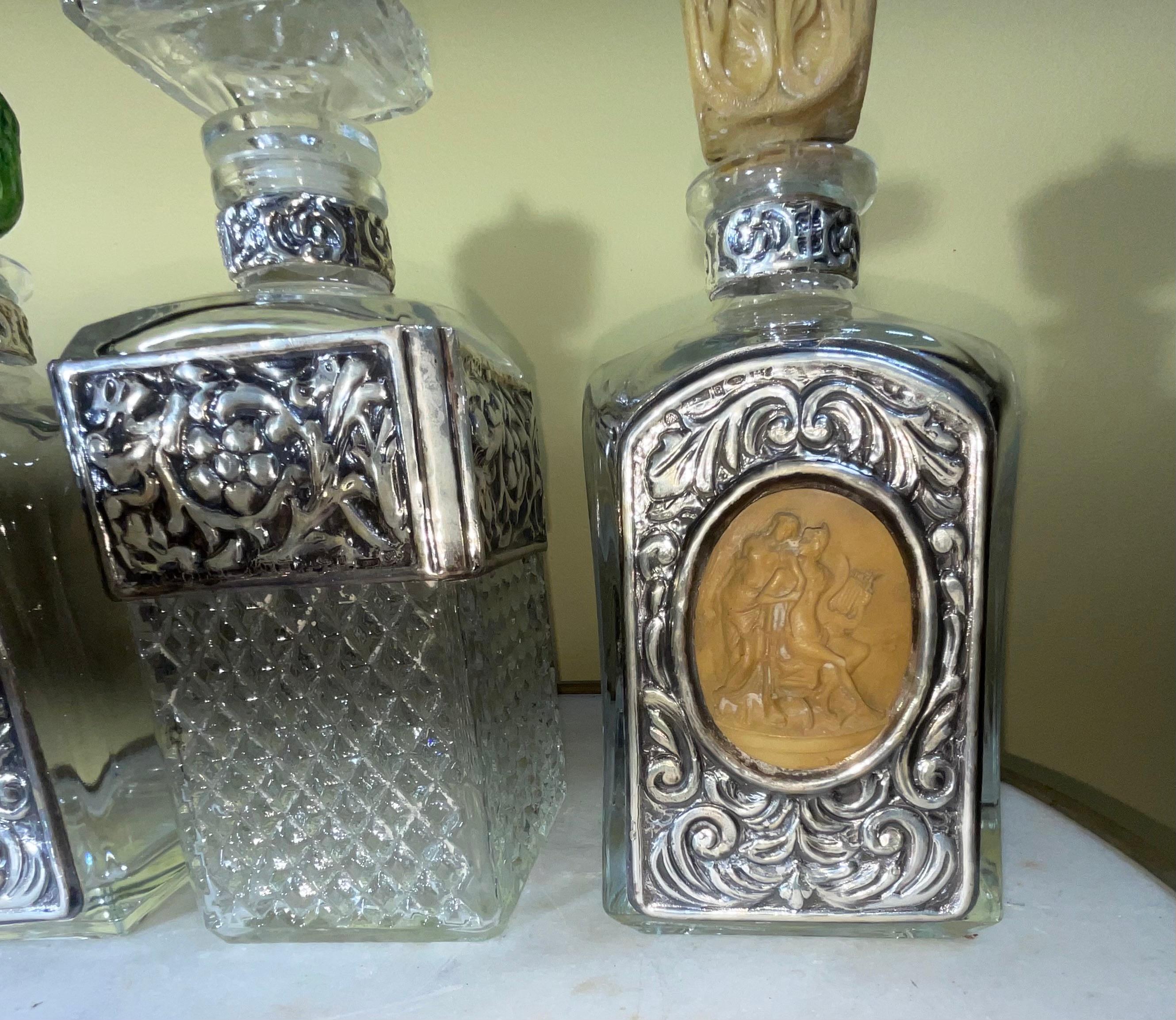 Ensemble de trois carafes vintage en cristal avec plateau en métal argenté en vente 2