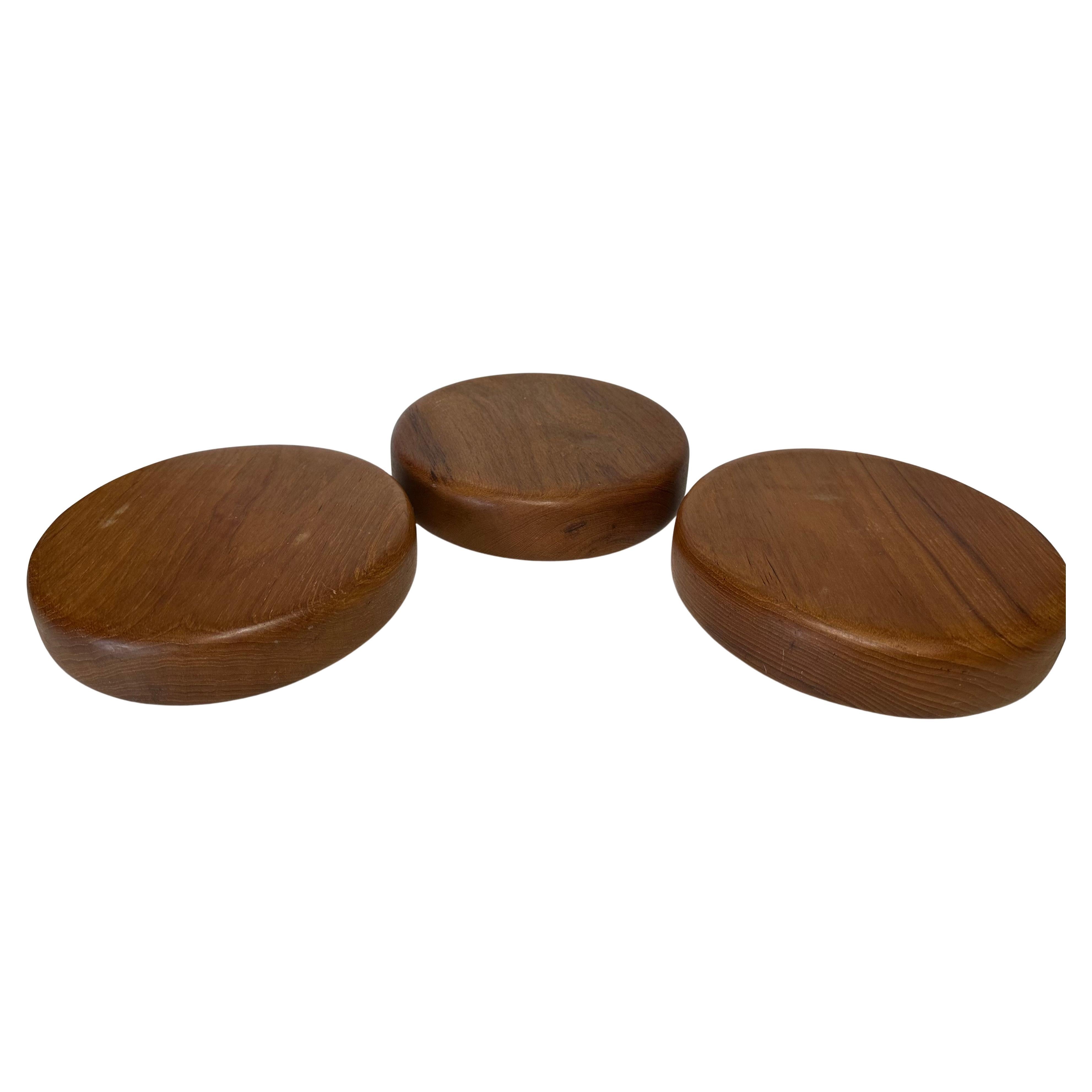 Three very nice vintage Danish modern teak salad bowls in the style of Dansk, circa 1960s. The bowls measure approximately 10