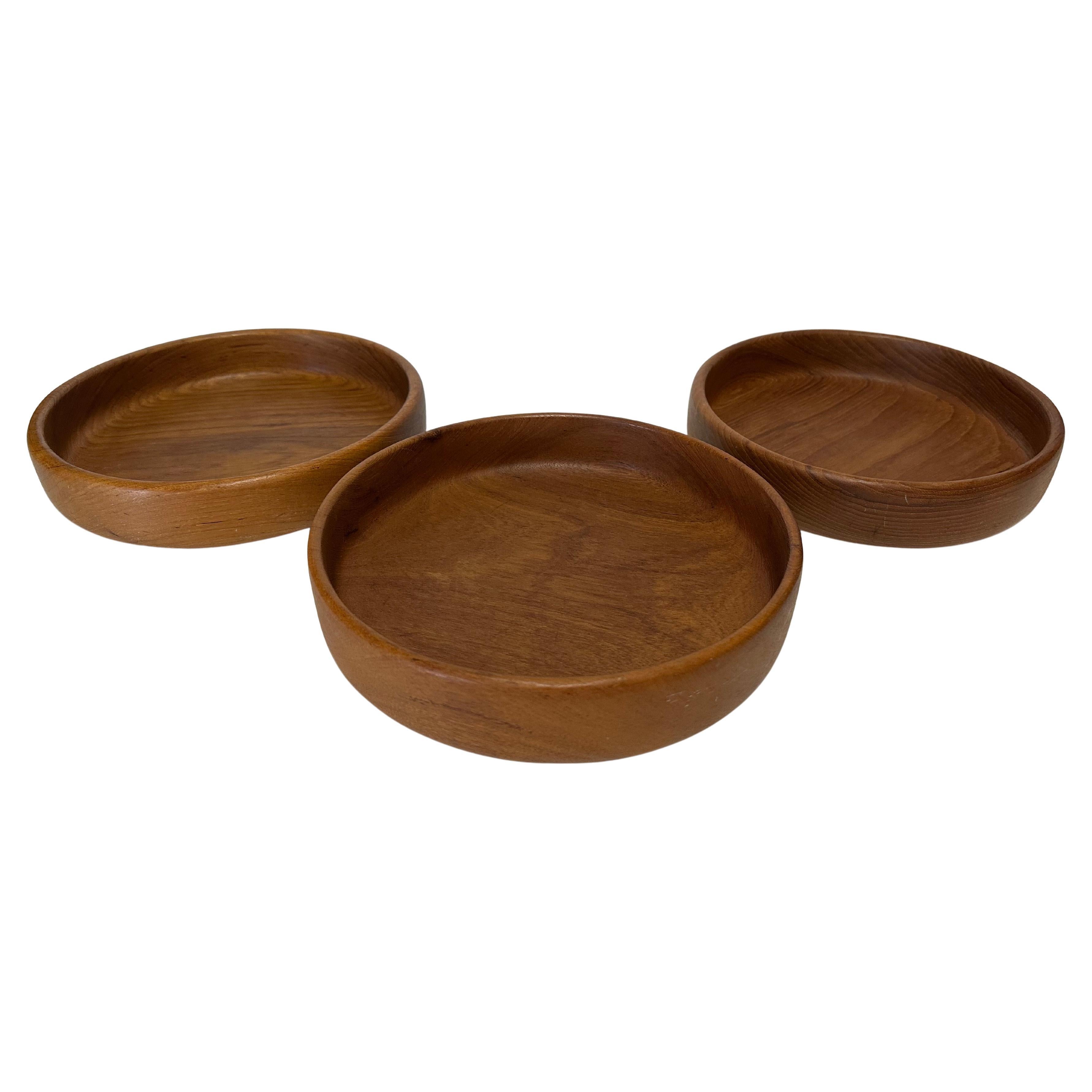 Three Vintage Danish Modern Teak Salad Bowls in the Style of Dansk In Good Condition For Sale In San Diego, CA