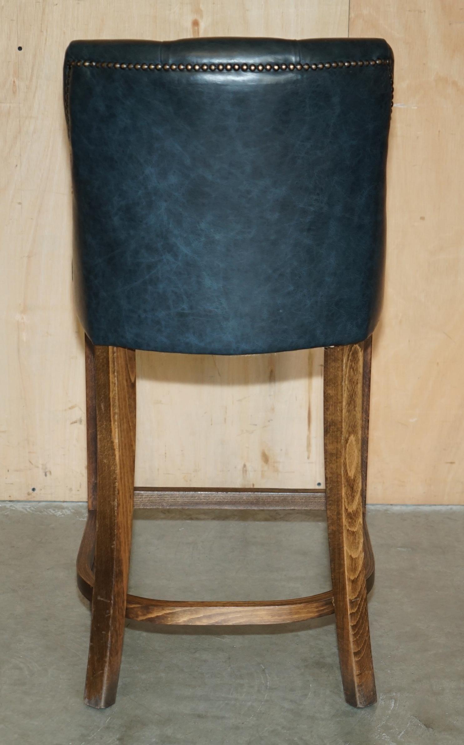 TRE SGABELLI DA CUCINA IN PELLE VERDE D'EPOCA CON TESSUTO DI CHEsterfield in vendita 2