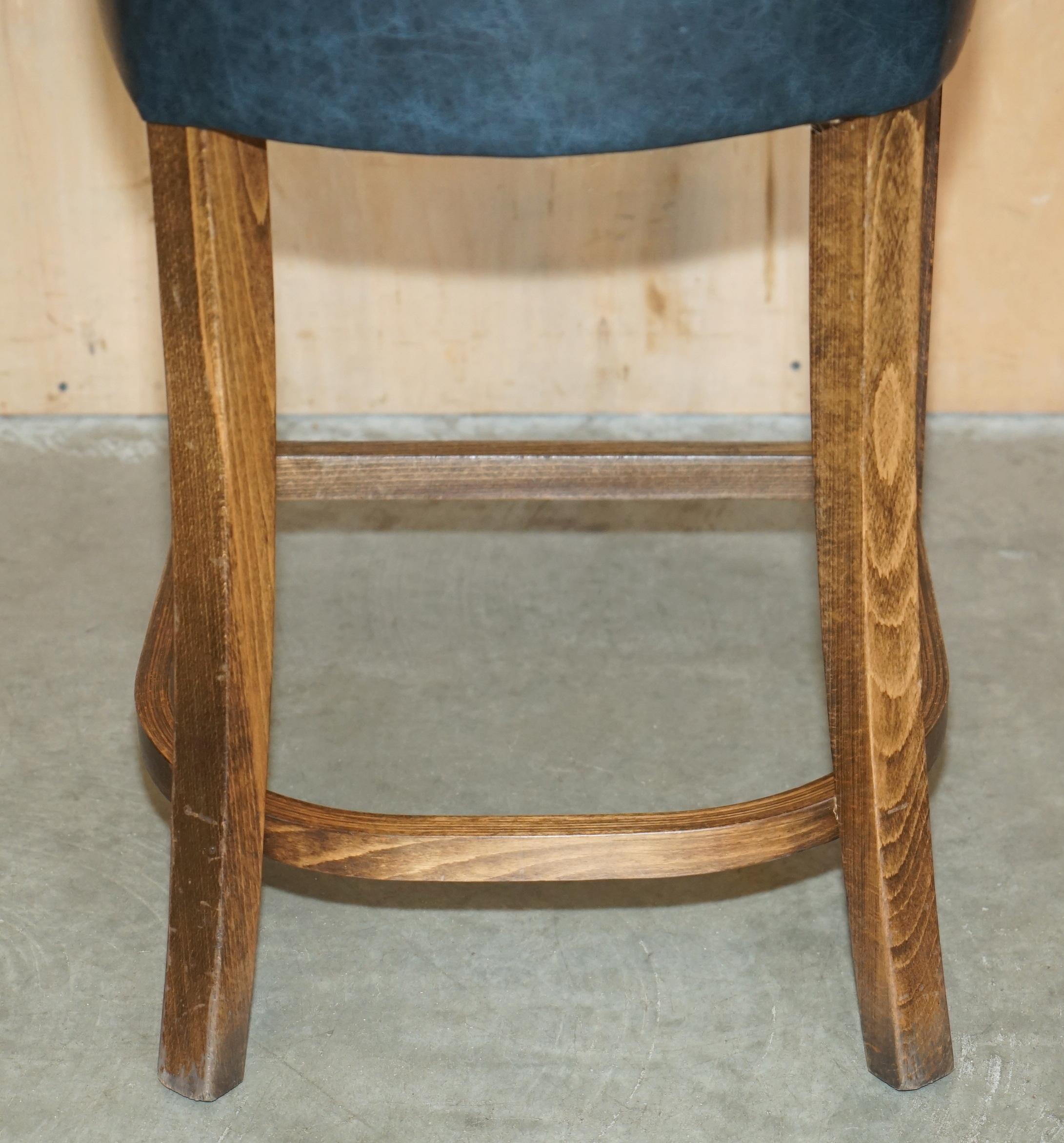 TRE SGABELLI DA CUCINA IN PELLE VERDE D'EPOCA CON TESSUTO DI CHEsterfield in vendita 3