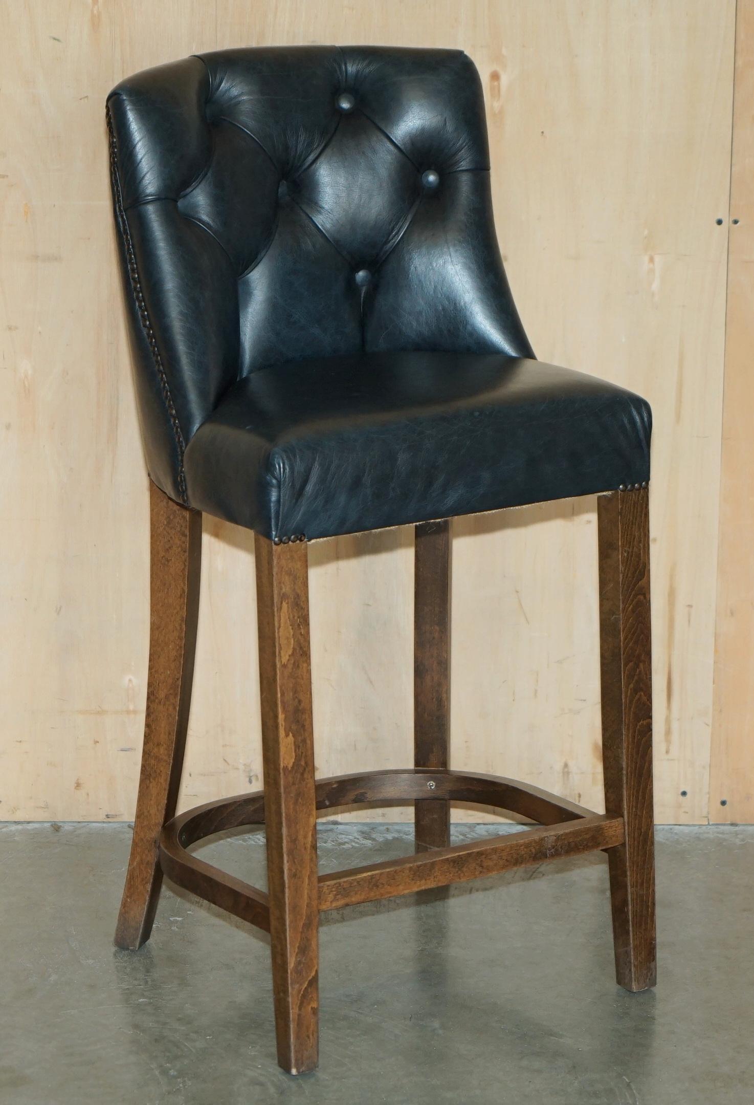 TRE SGABELLI DA CUCINA IN PELLE VERDE D'EPOCA CON TESSUTO DI CHEsterfield in vendita 4