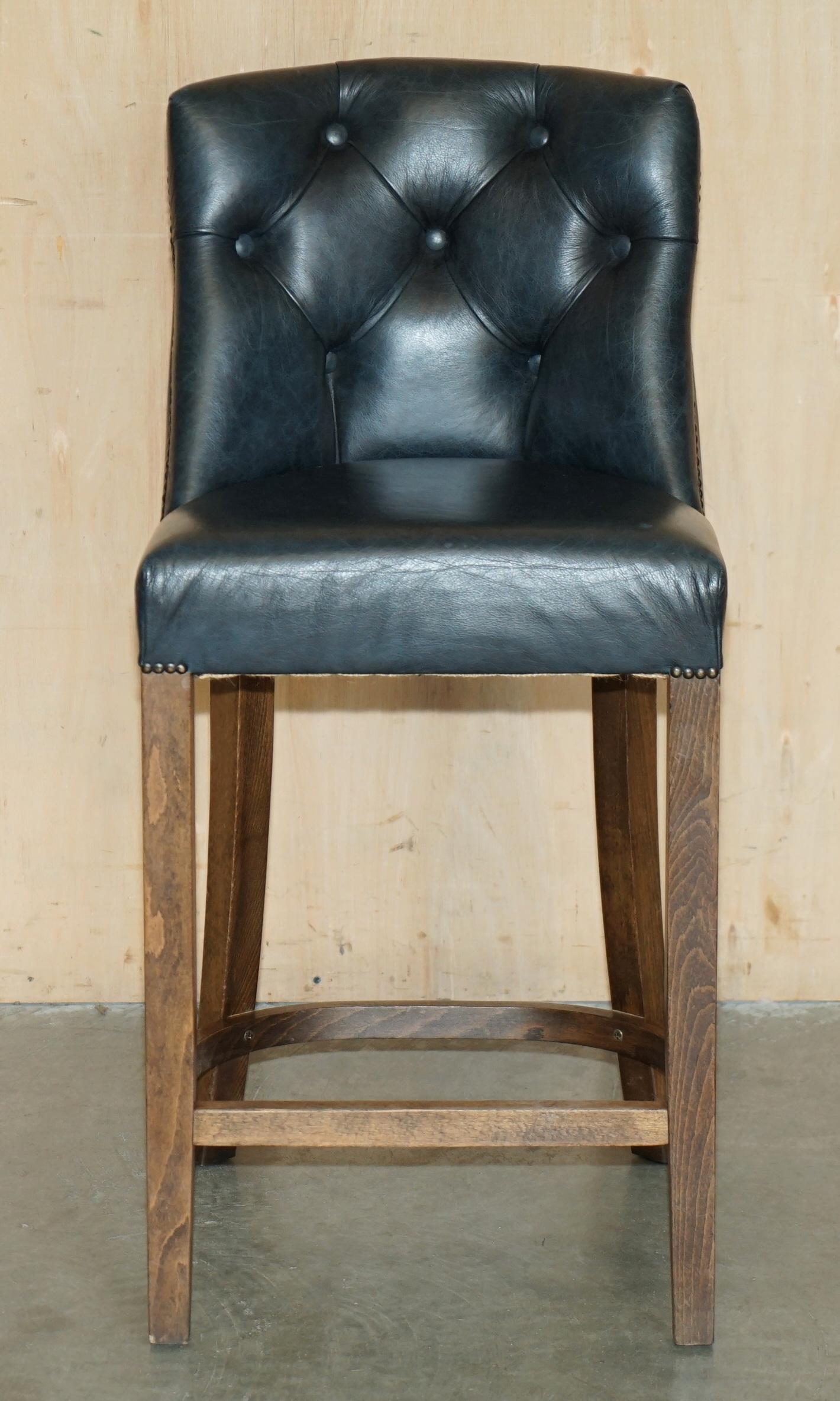 TRE SGABELLI DA CUCINA IN PELLE VERDE D'EPOCA CON TESSUTO DI CHEsterfield in vendita 5