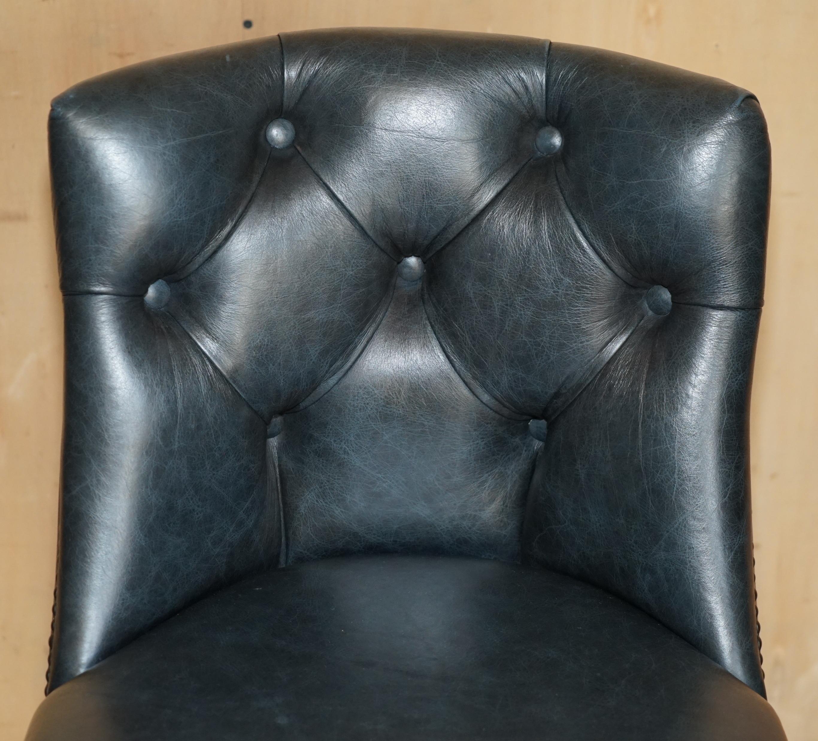 TRE SGABELLI DA CUCINA IN PELLE VERDE D'EPOCA CON TESSUTO DI CHEsterfield in vendita 7