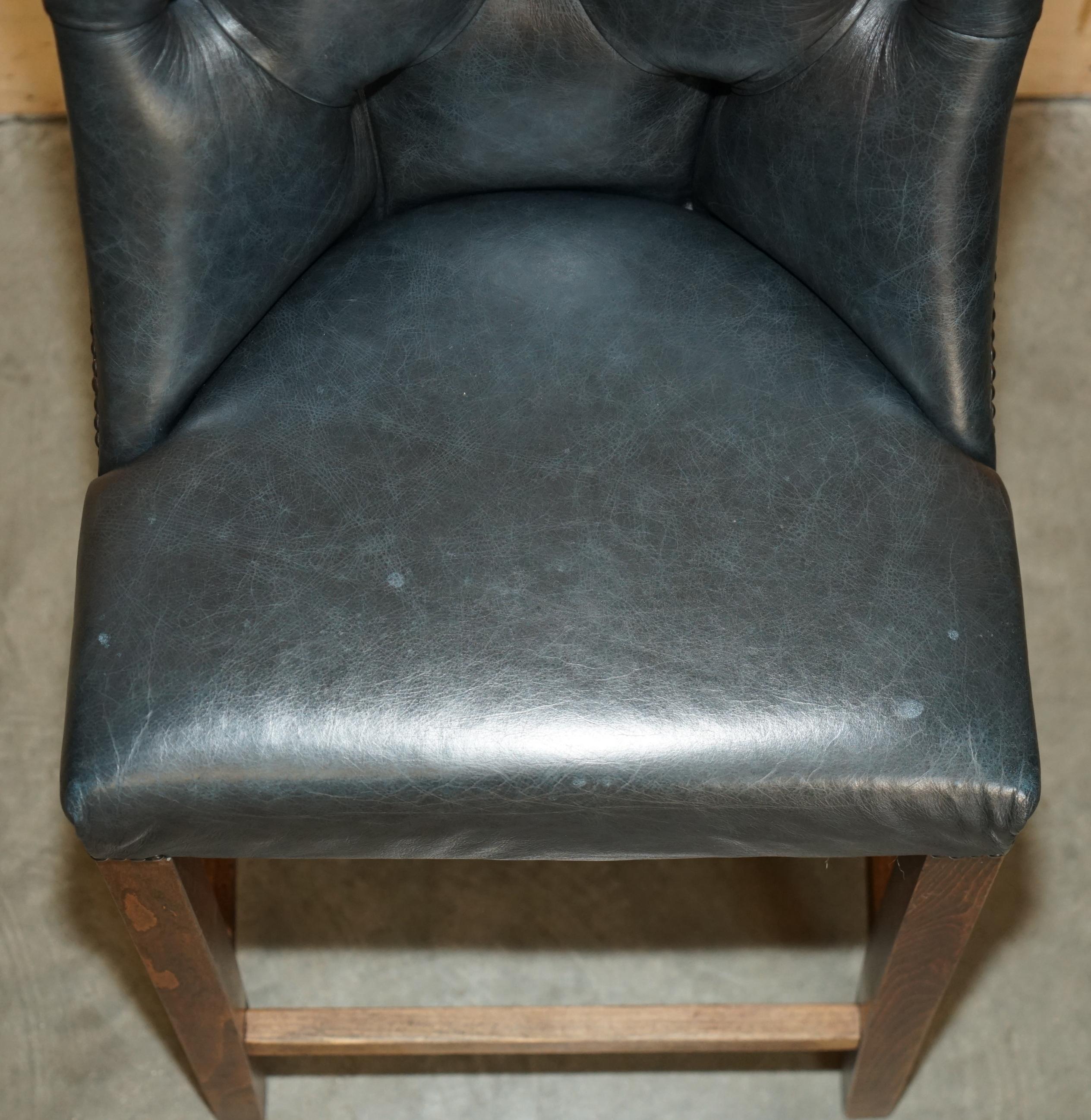 TRE SGABELLI DA CUCINA IN PELLE VERDE D'EPOCA CON TESSUTO DI CHEsterfield in vendita 8