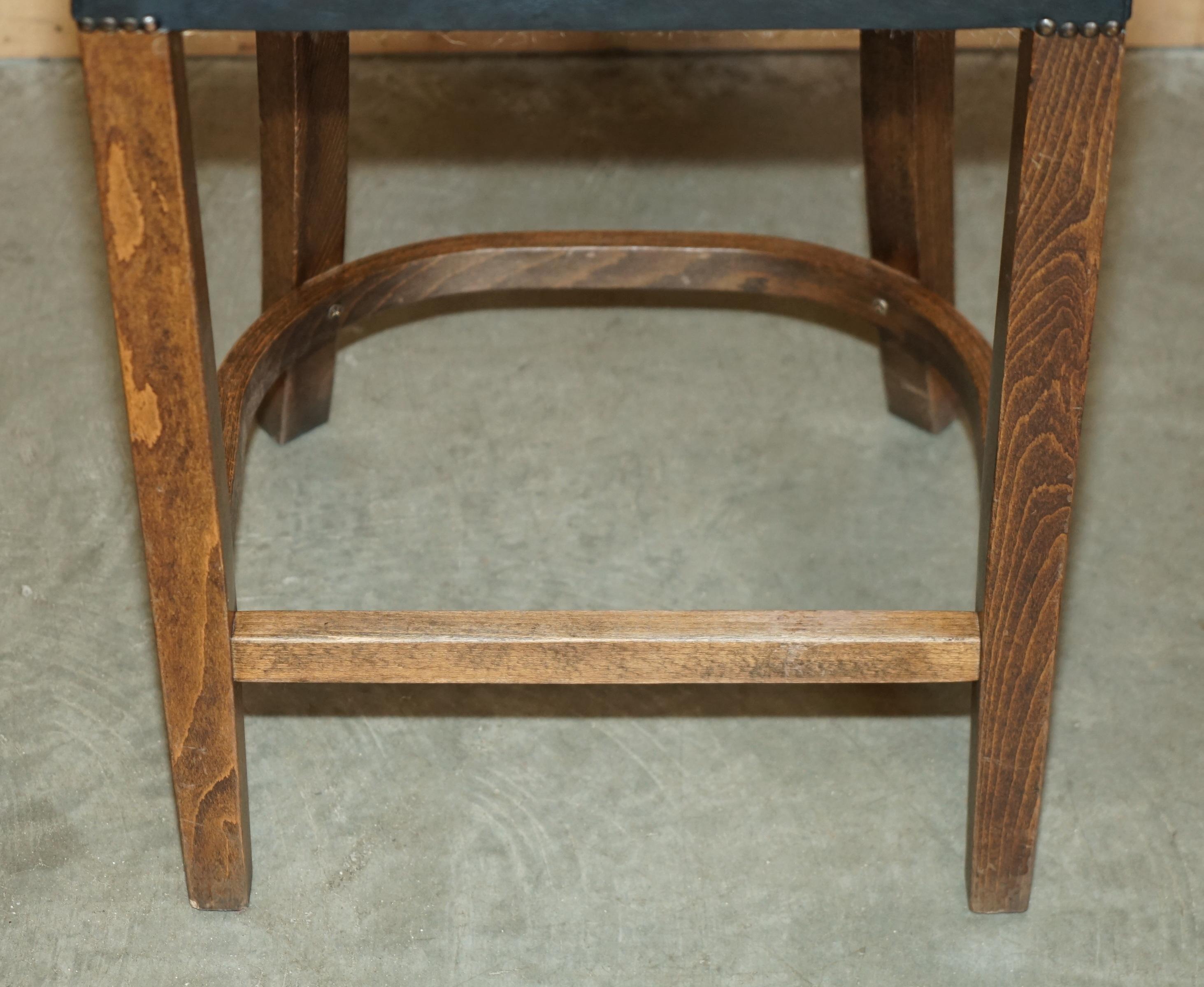 TRE SGABELLI DA CUCINA IN PELLE VERDE D'EPOCA CON TESSUTO DI CHEsterfield in vendita 9