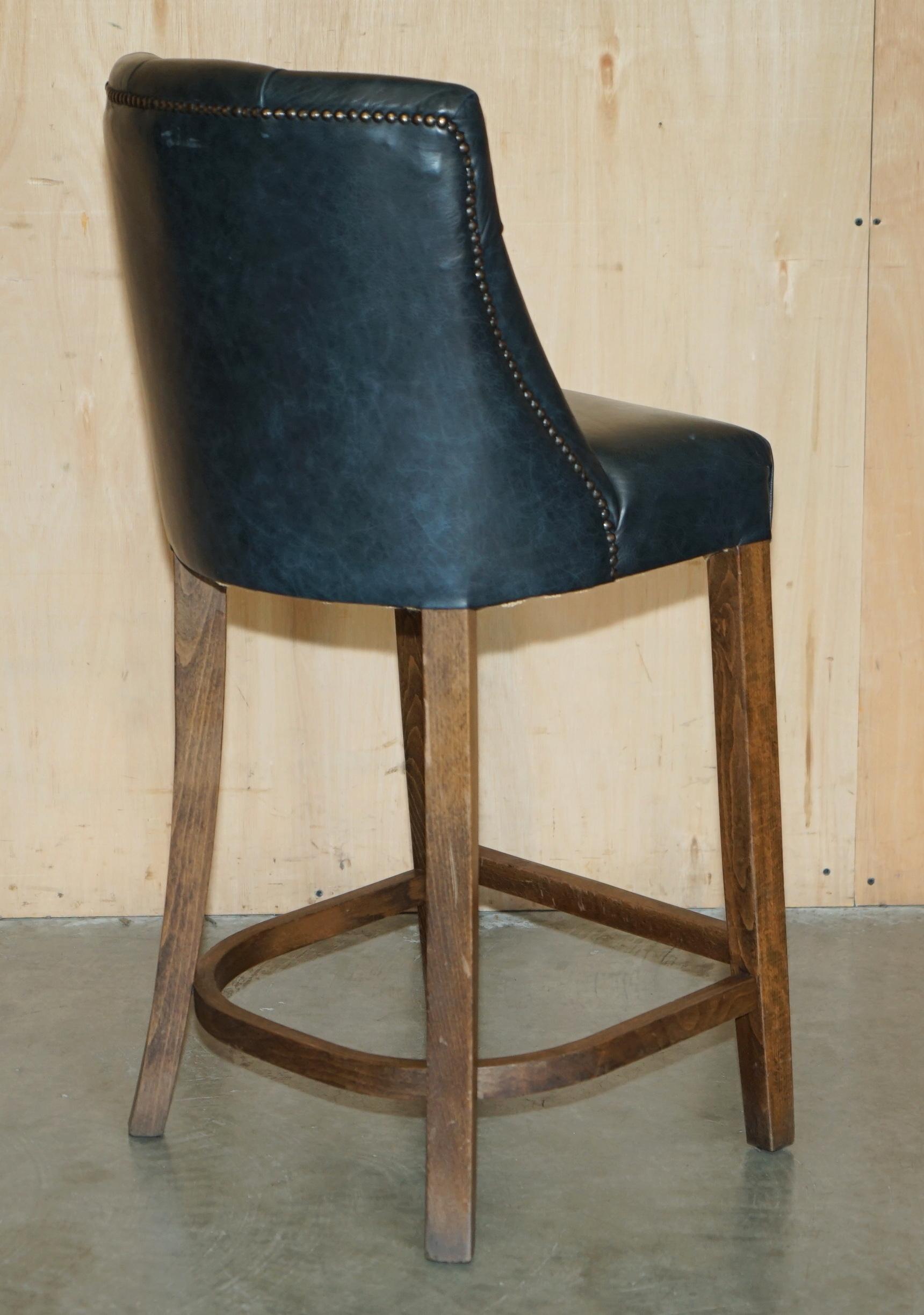 TRE SGABELLI DA CUCINA IN PELLE VERDE D'EPOCA CON TESSUTO DI CHEsterfield in vendita 10