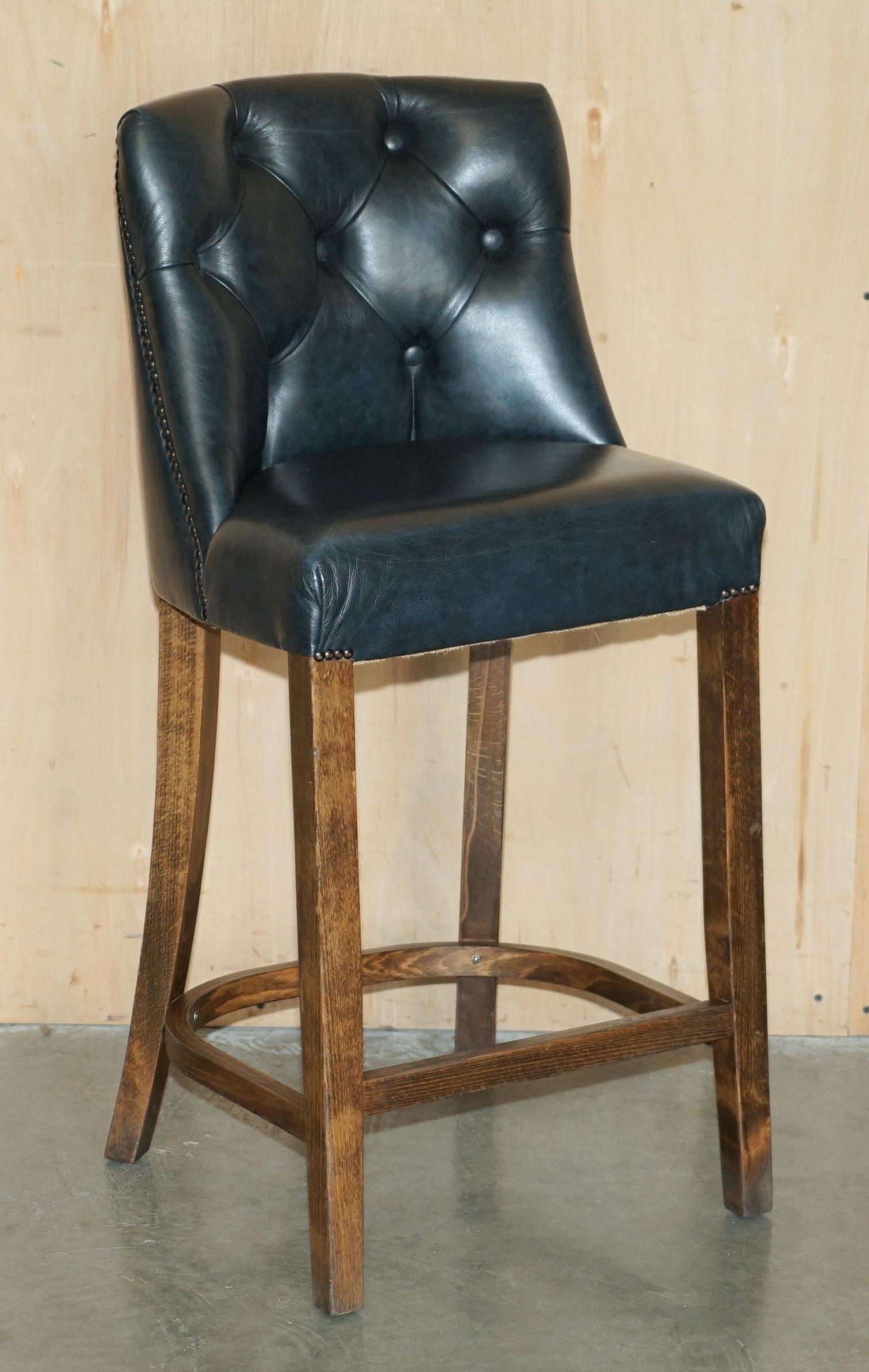 Casa Reale Antiquariato

Royal House Antiques è lieta di offrire in vendita questa deliziosa suite di tre splendidi sgabelli da cucina in pelle verde, leggermente restaurati e tinti a mano.

Tieni presente che le spese di spedizione indicate sono