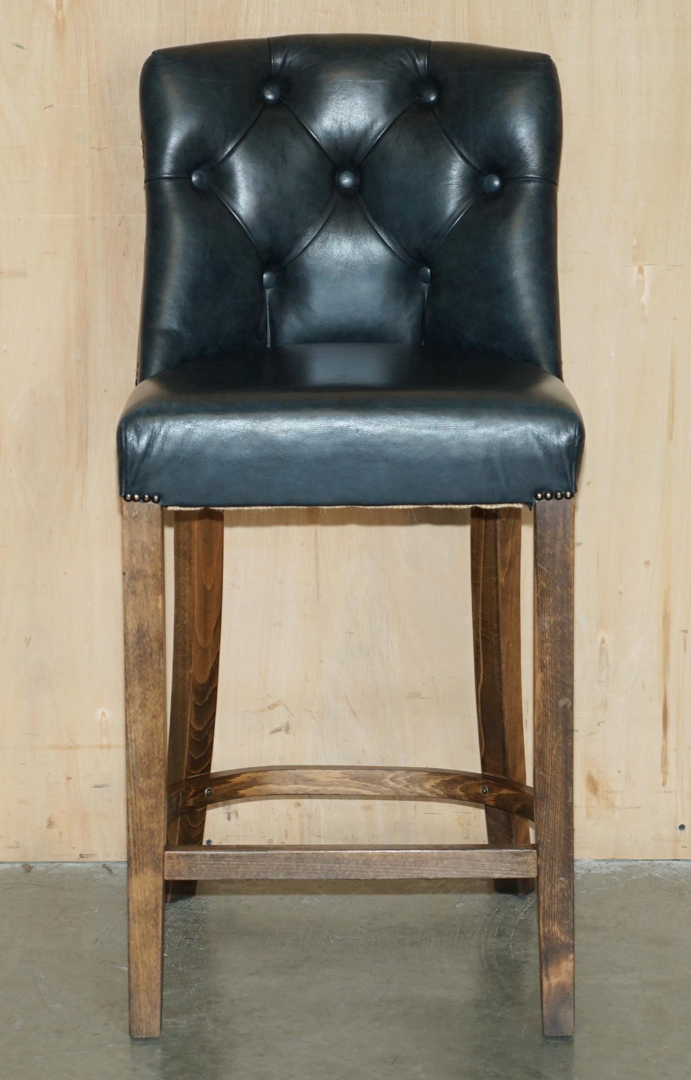 Chesterfield TRE SGABELLI DA CUCINA IN PELLE VERDE D'EPOCA CON TESSUTO DI CHEsterfield in vendita