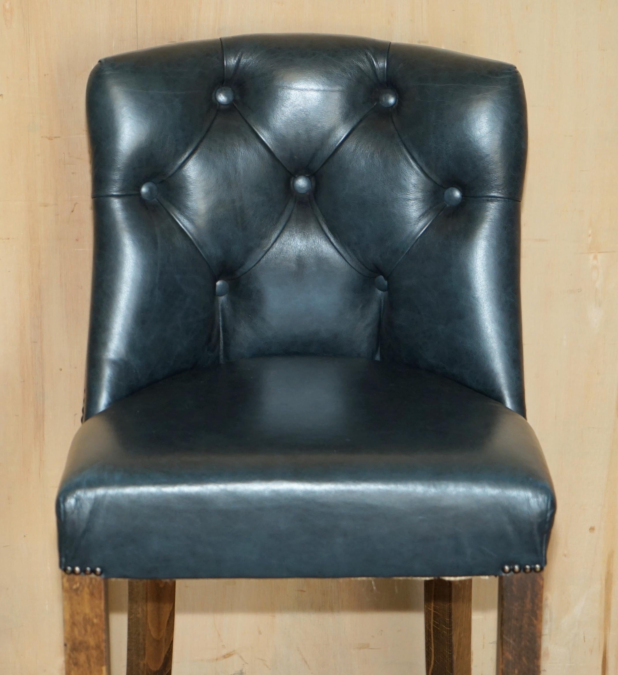 Inglese TRE SGABELLI DA CUCINA IN PELLE VERDE D'EPOCA CON TESSUTO DI CHEsterfield in vendita