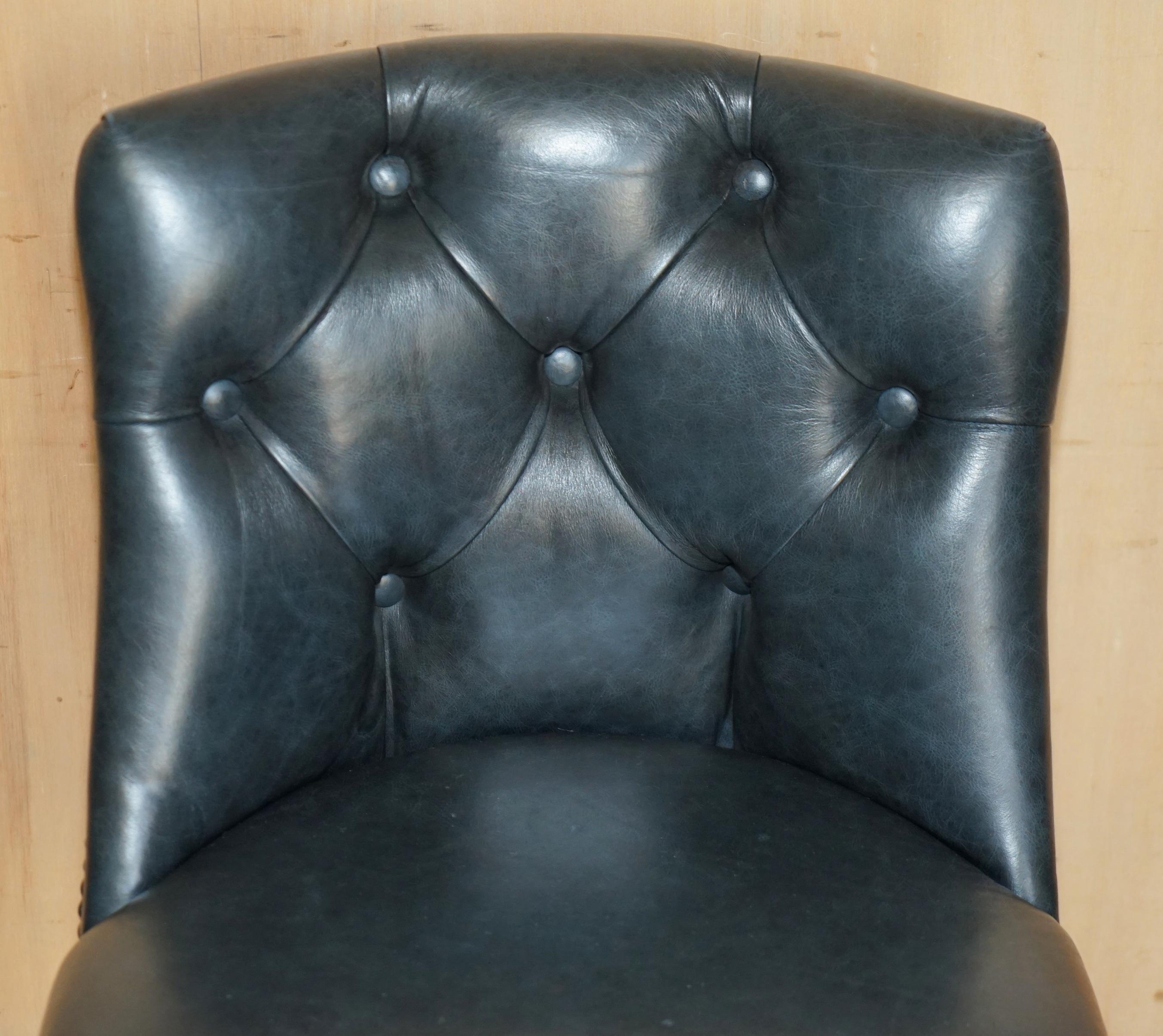 Fatto a mano TRE SGABELLI DA CUCINA IN PELLE VERDE D'EPOCA CON TESSUTO DI CHEsterfield in vendita