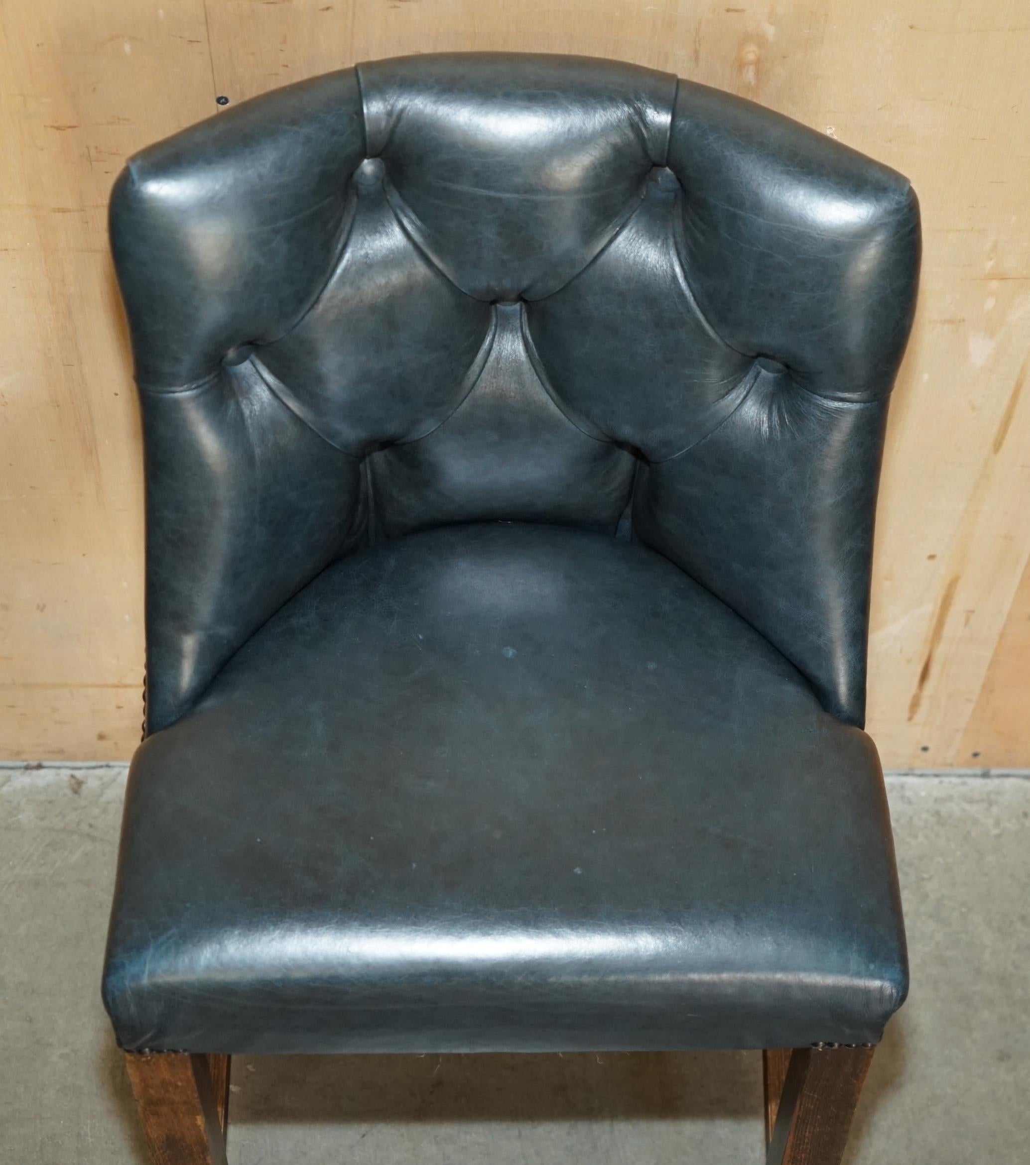 TRE SGABELLI DA CUCINA IN PELLE VERDE D'EPOCA CON TESSUTO DI CHEsterfield In condizioni buone in vendita a West Sussex, Pulborough