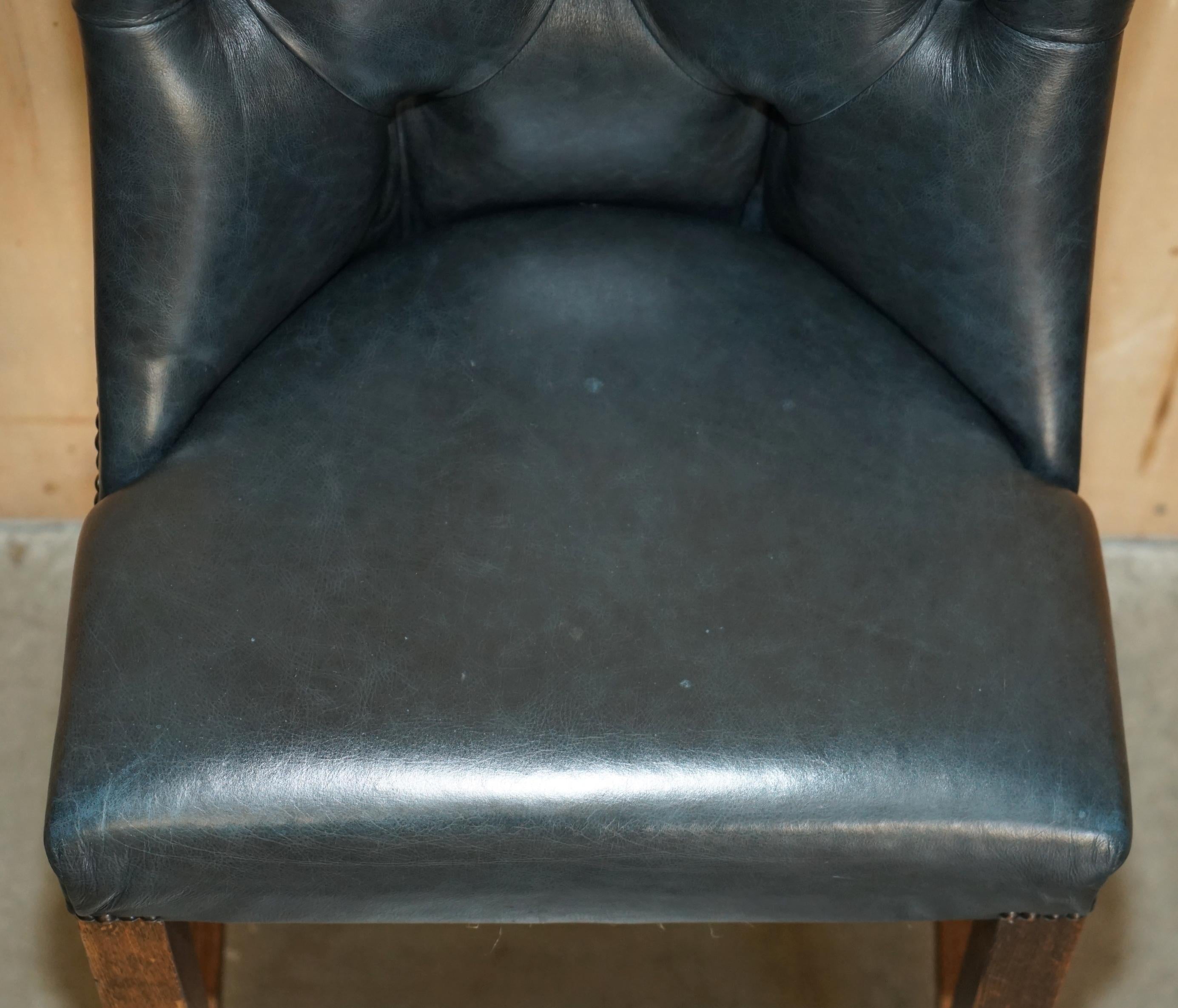 XX secolo TRE SGABELLI DA CUCINA IN PELLE VERDE D'EPOCA CON TESSUTO DI CHEsterfield in vendita