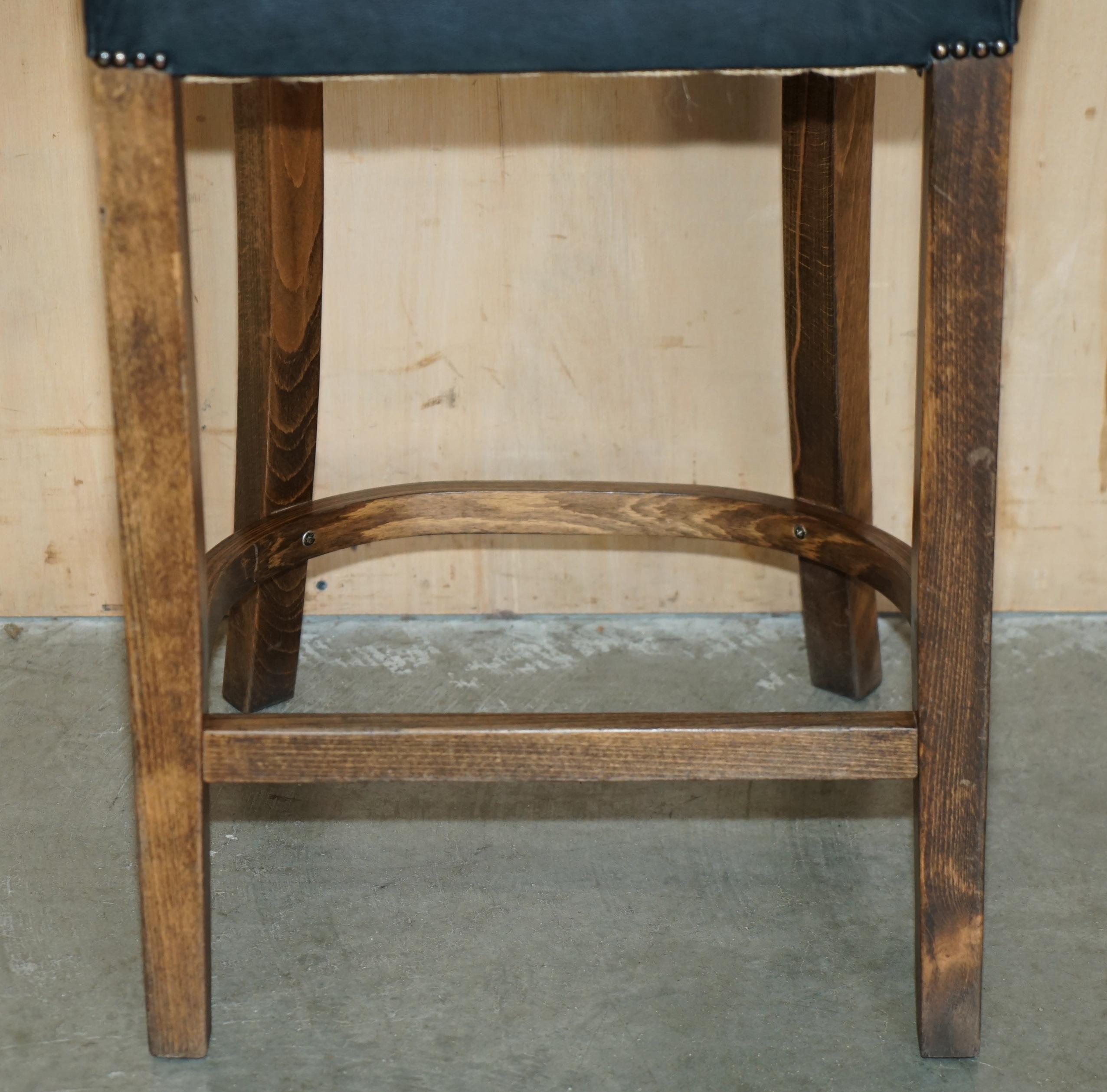 Pelle TRE SGABELLI DA CUCINA IN PELLE VERDE D'EPOCA CON TESSUTO DI CHEsterfield in vendita