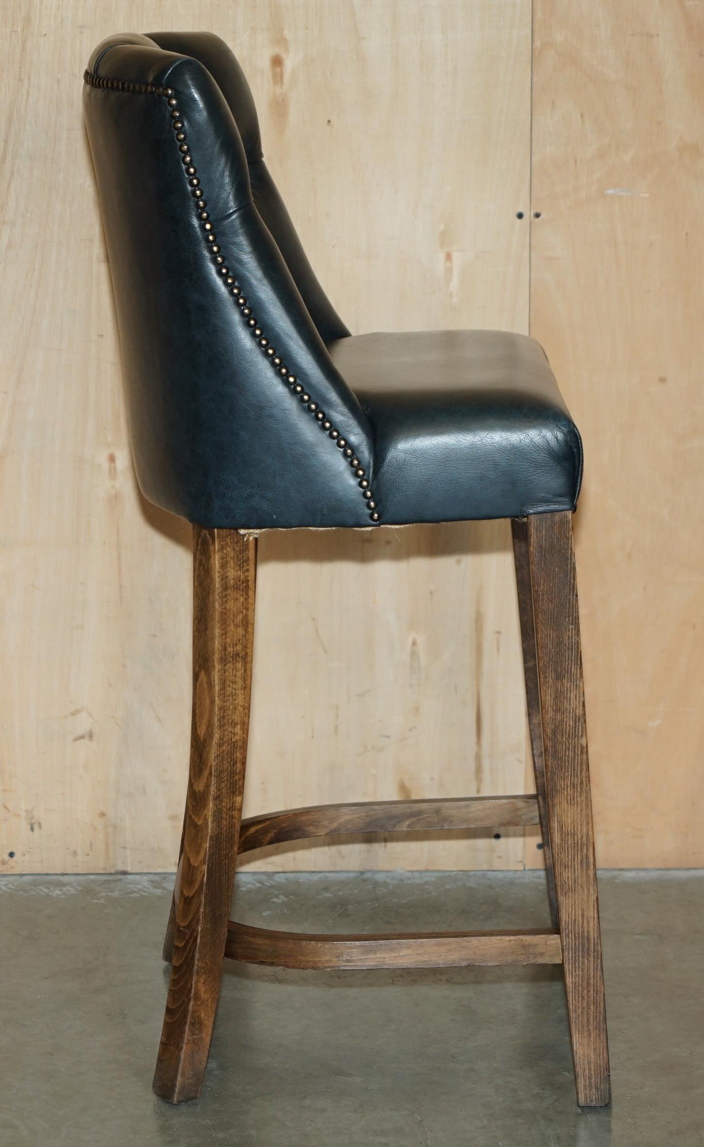 TRE SGABELLI DA CUCINA IN PELLE VERDE D'EPOCA CON TESSUTO DI CHEsterfield in vendita 1