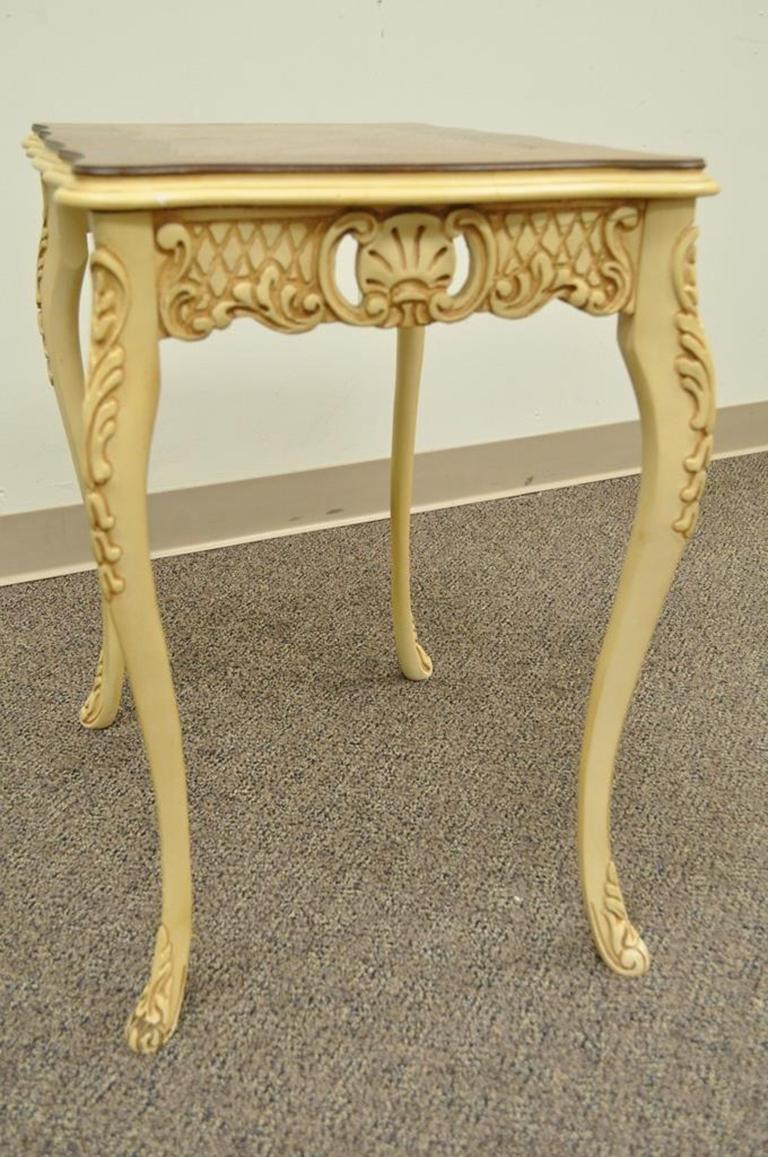 Trois tables d'appoint gigognes vintage Louis XV en bois de satin sculpté incrusté en vente 7