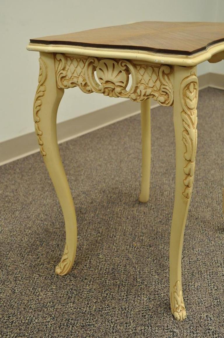Bois Trois tables d'appoint gigognes vintage Louis XV en bois de satin sculpté incrusté en vente