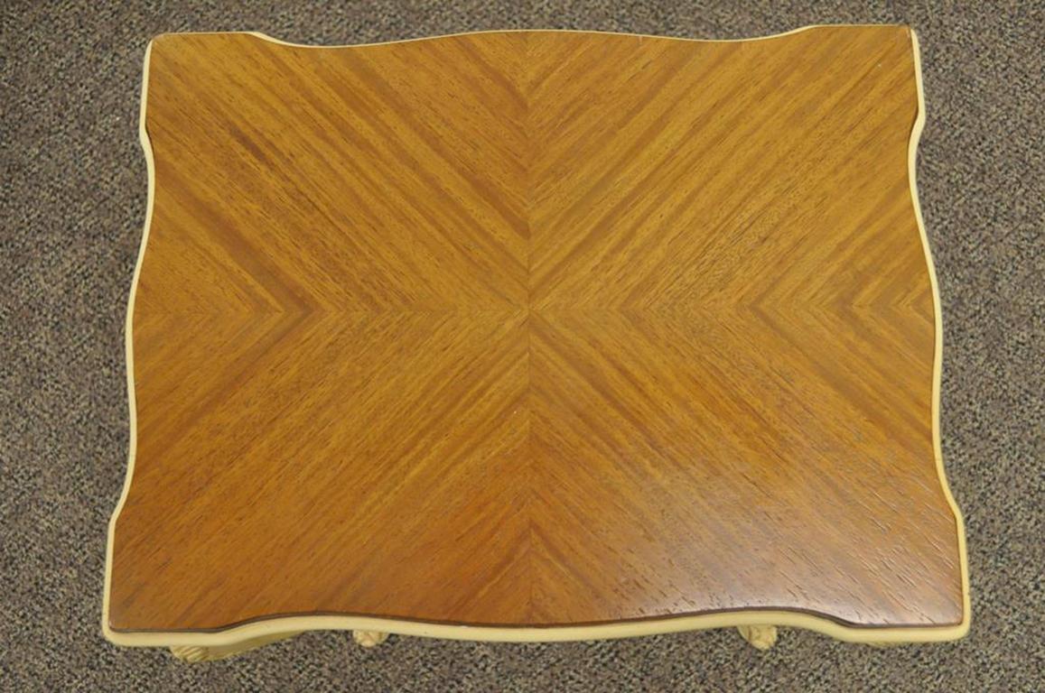 Trois tables d'appoint gigognes vintage Louis XV en bois de satin sculpté incrusté en vente 1