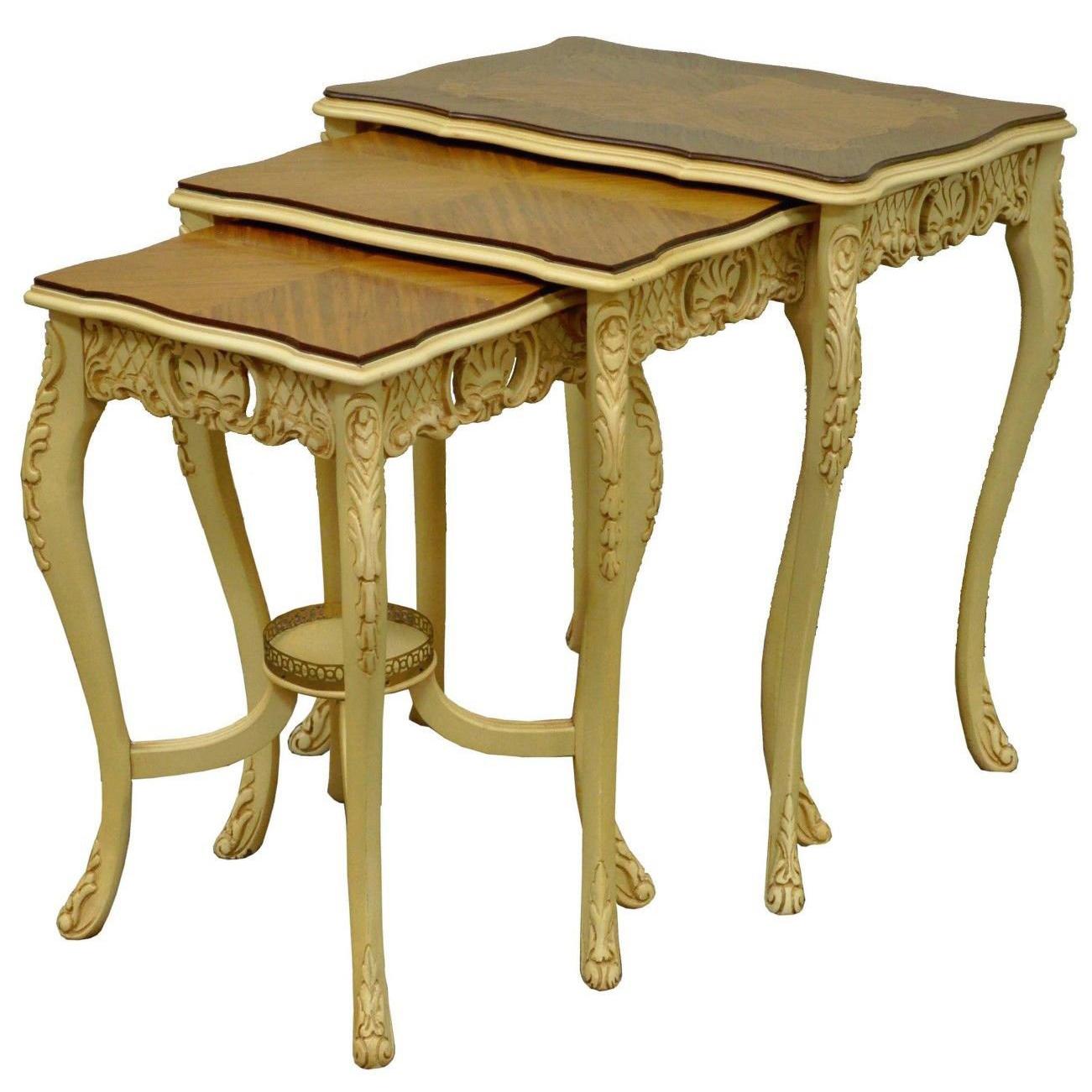 Trois tables d'appoint gigognes vintage Louis XV en bois de satin sculpté incrusté