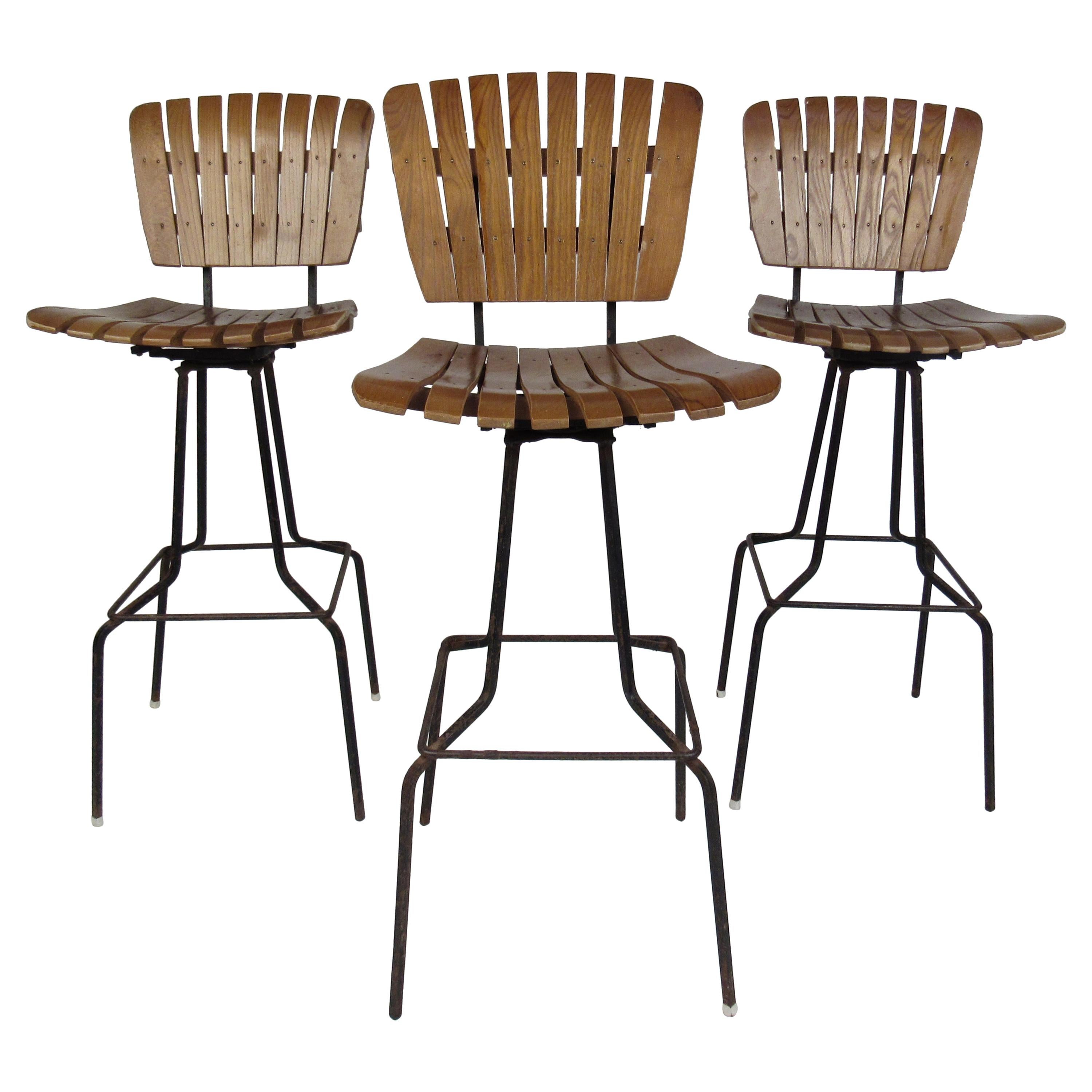 Trois tabourets de bar pivotants de style Arthur Umanoff moderne et vintage