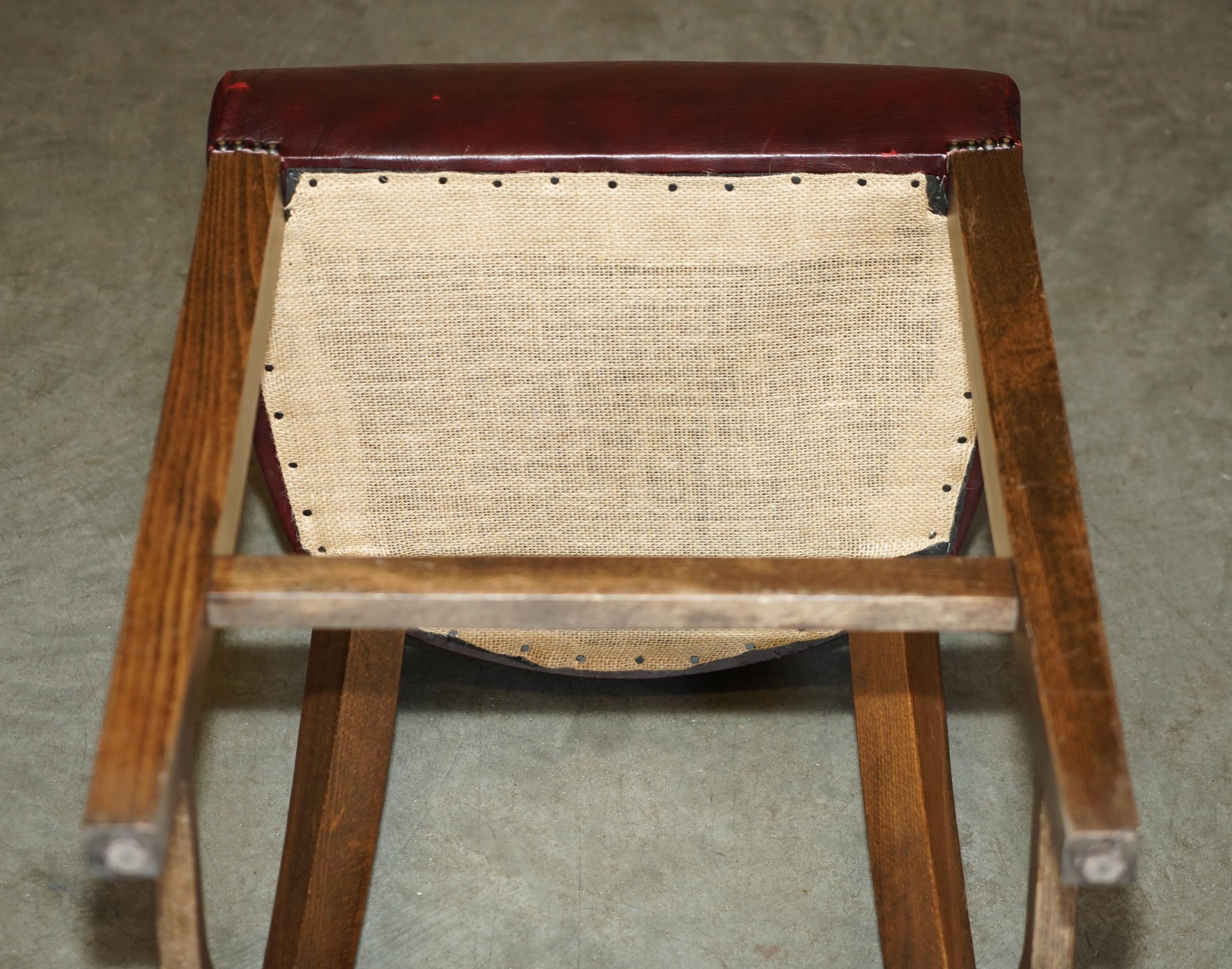 THREE VINTAGE OXBLOOD LEATHER CHESTERFIELD TUFTED KITCHEN DINER BAR STOOLs For Sale 5