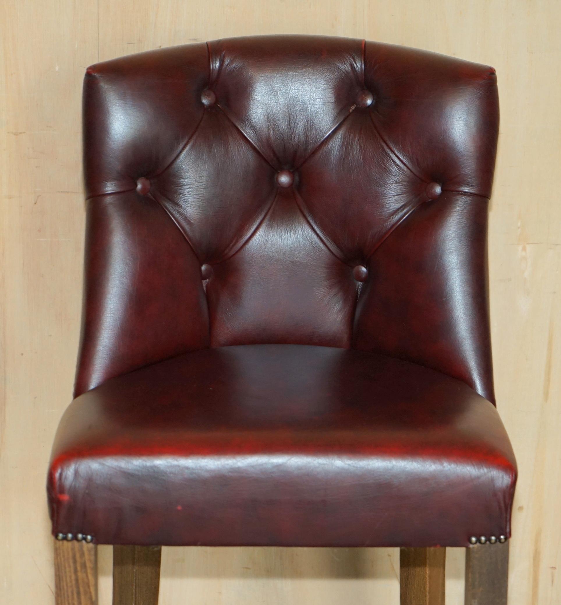 English THREE VINTAGE OXBLOOD LEATHER CHESTERFIELD TUFTED KITCHEN DINER BAR STOOLs For Sale