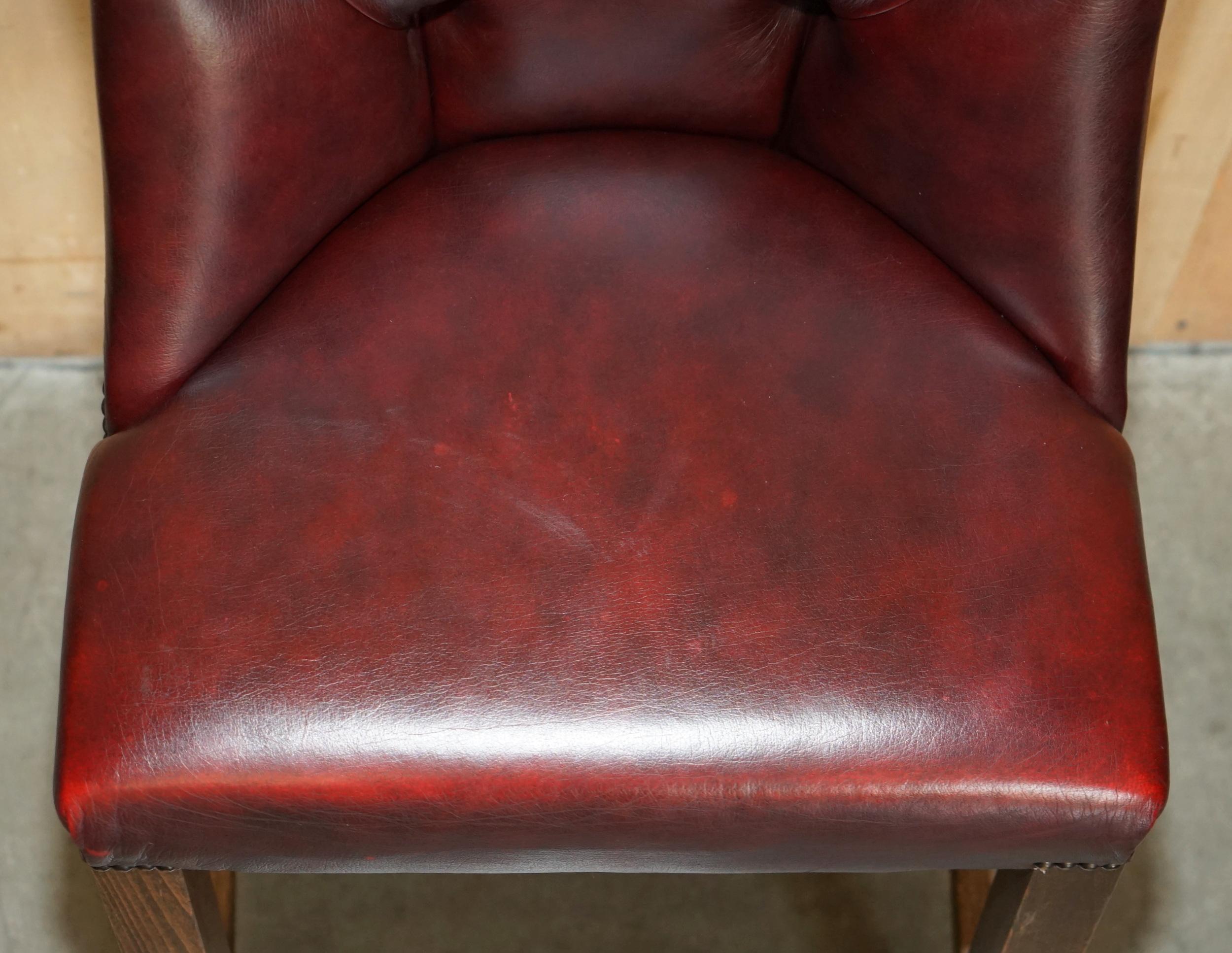 THREE VINTAGE OXBLOOD LEATHER CHESTERFIELD TUFTED KITCHEN DINER BAR STOOLs In Good Condition For Sale In West Sussex, Pulborough