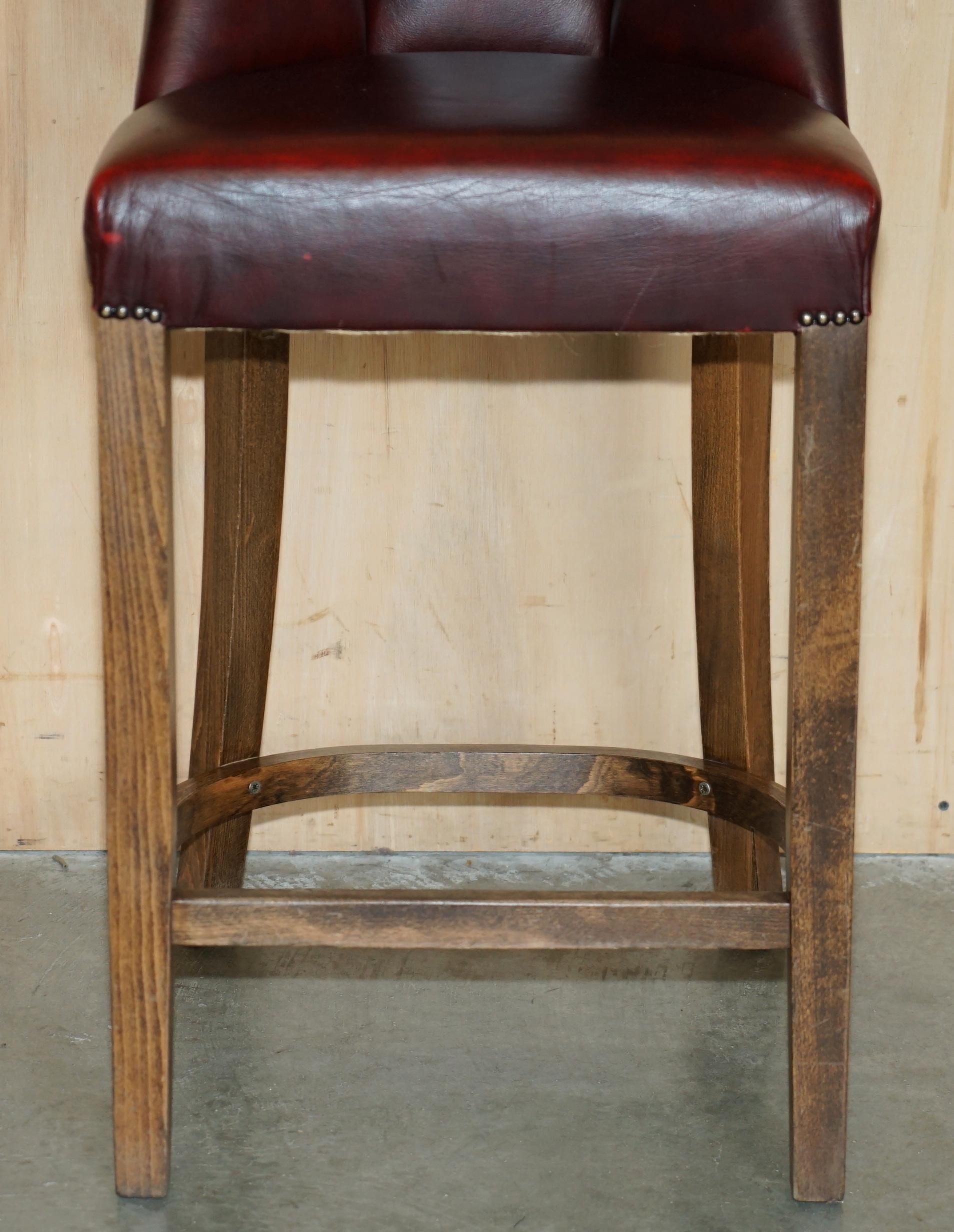 20th Century THREE VINTAGE OXBLOOD LEATHER CHESTERFIELD TUFTED KITCHEN DINER BAR STOOLs For Sale