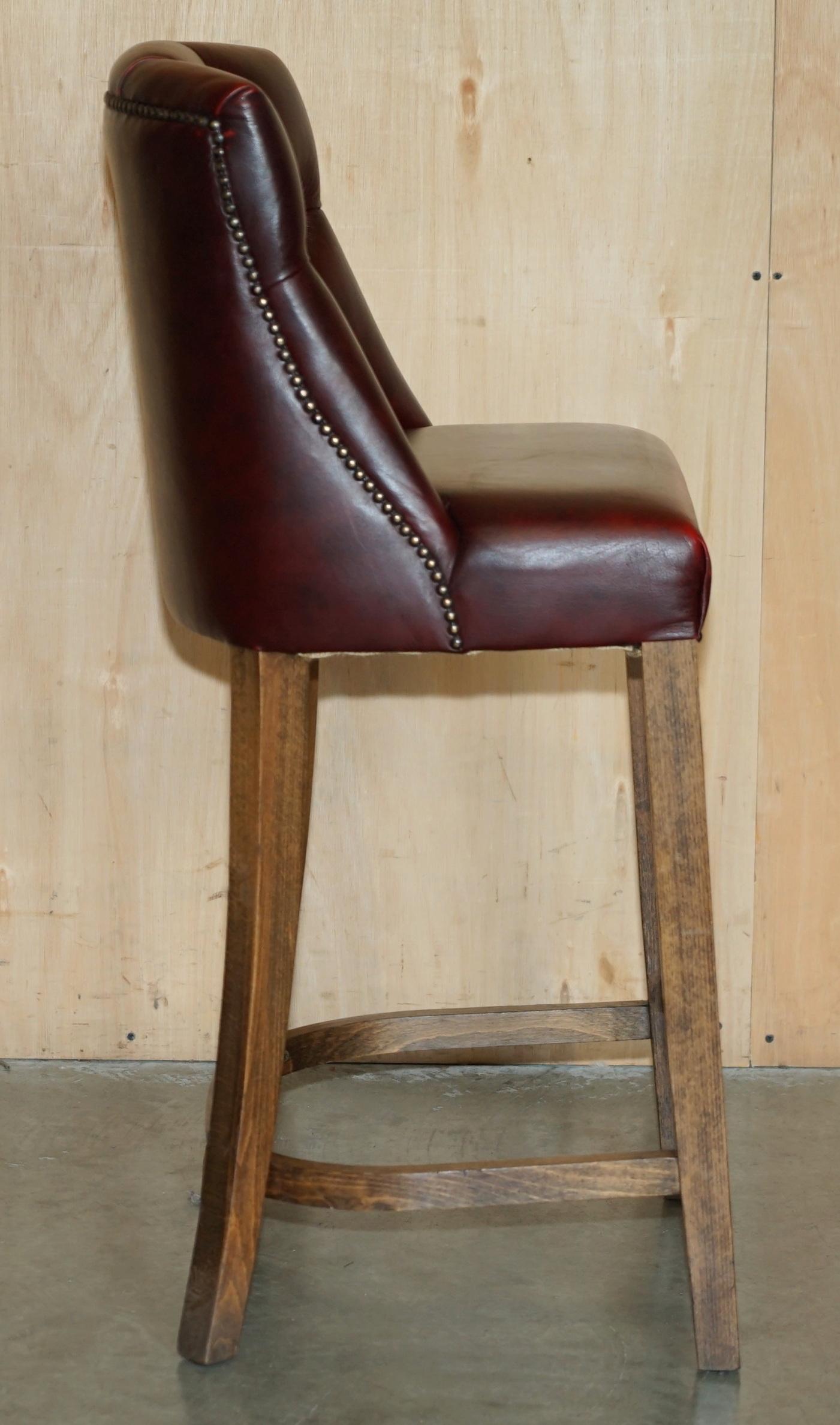 Leather THREE VINTAGE OXBLOOD LEATHER CHESTERFIELD TUFTED KITCHEN DINER BAR STOOLs For Sale