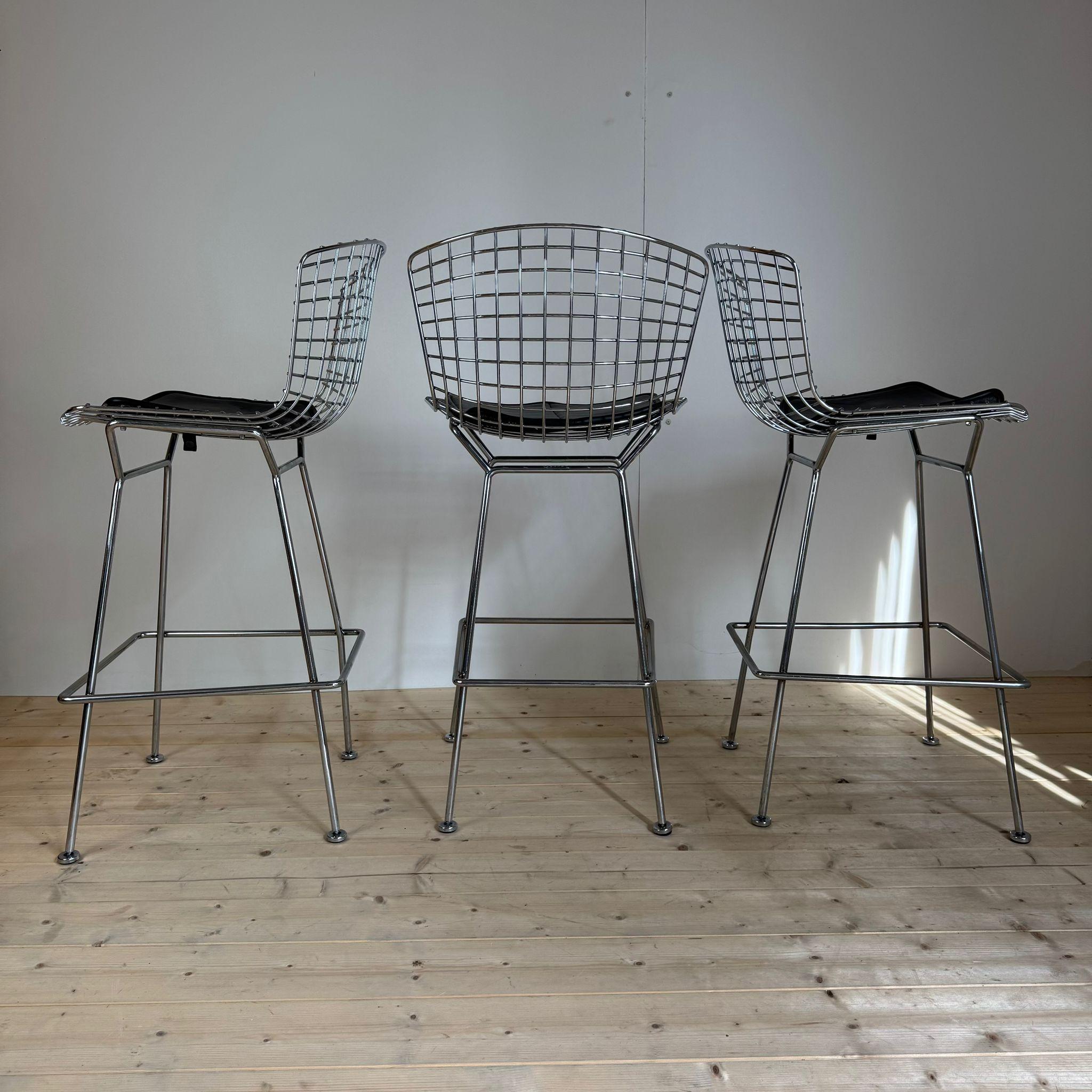 Drei alte Hocker, Harry Bertoia für Knoll im Angebot 1